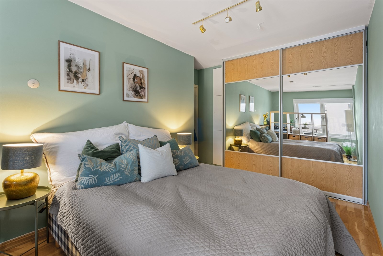 Stor skyvedørsgarderobe med speilfronter Galleribilde