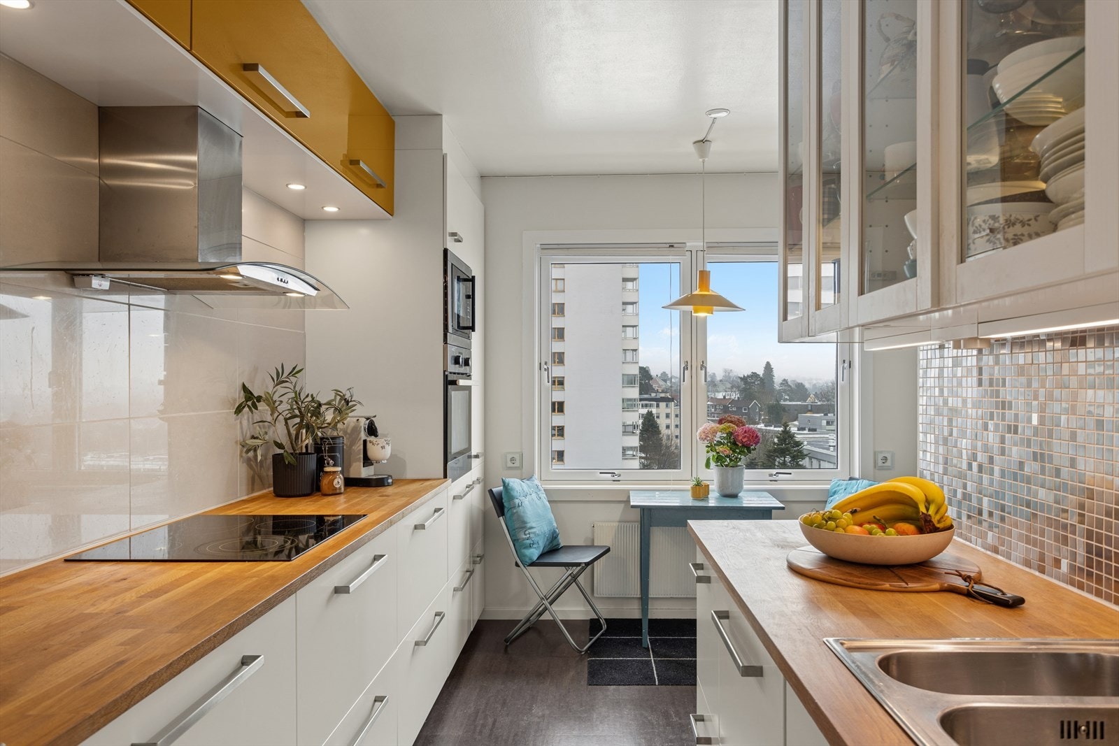 Plass til spisekrok ved vinduet, her nyter du friskt utsyn mens du tar morgenkaffen Galleribilde