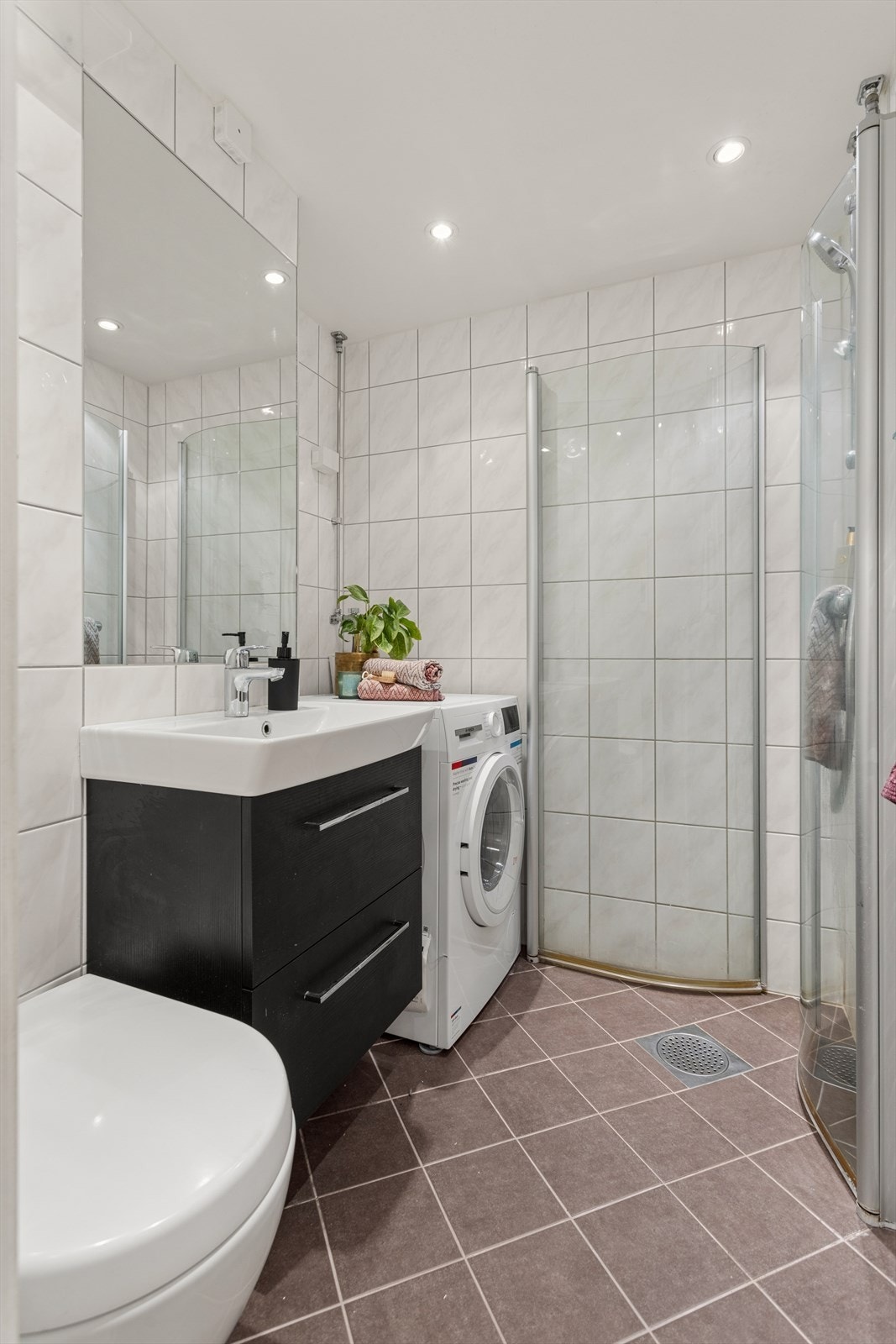 Tidløst og lyst baderom med vannbåren gulvvarme og downlights i himling Galleribilde