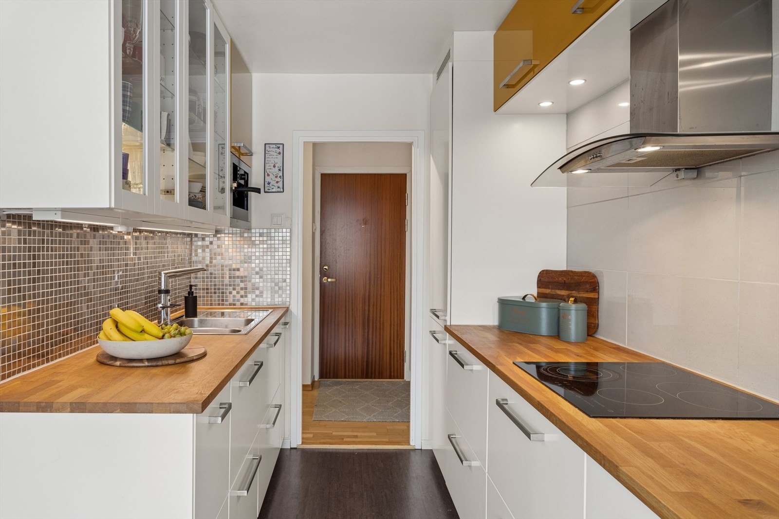 Delikat og lyst kjøkken som byr på godt med skuff- og skapplass samt fine arbeidsflater Galleribilde