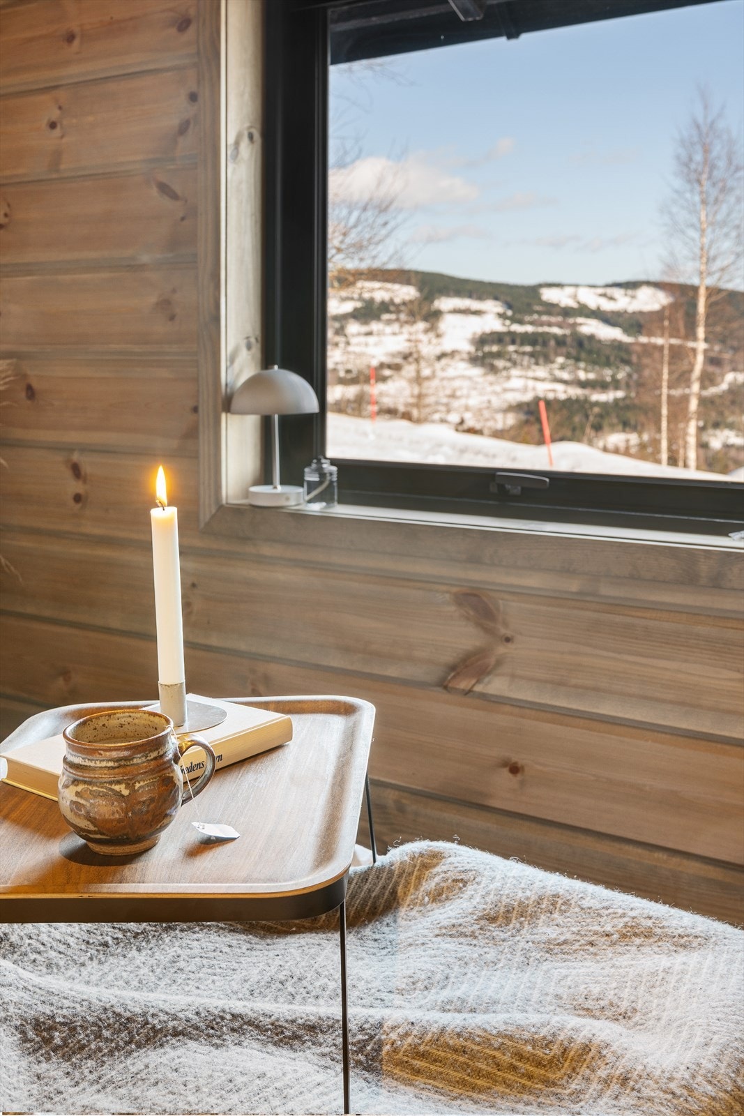 De to soverommene på hytta er gjennomtenkt innredet med fleksible løsninger som gjør dem perfekte for både familie og vennegjenger. Hvert rom er utstyrt med utrekkbare senger som enkelt kan settes sammen til dobbeltseng, og suppleres med en ekstra seng. Galleribilde