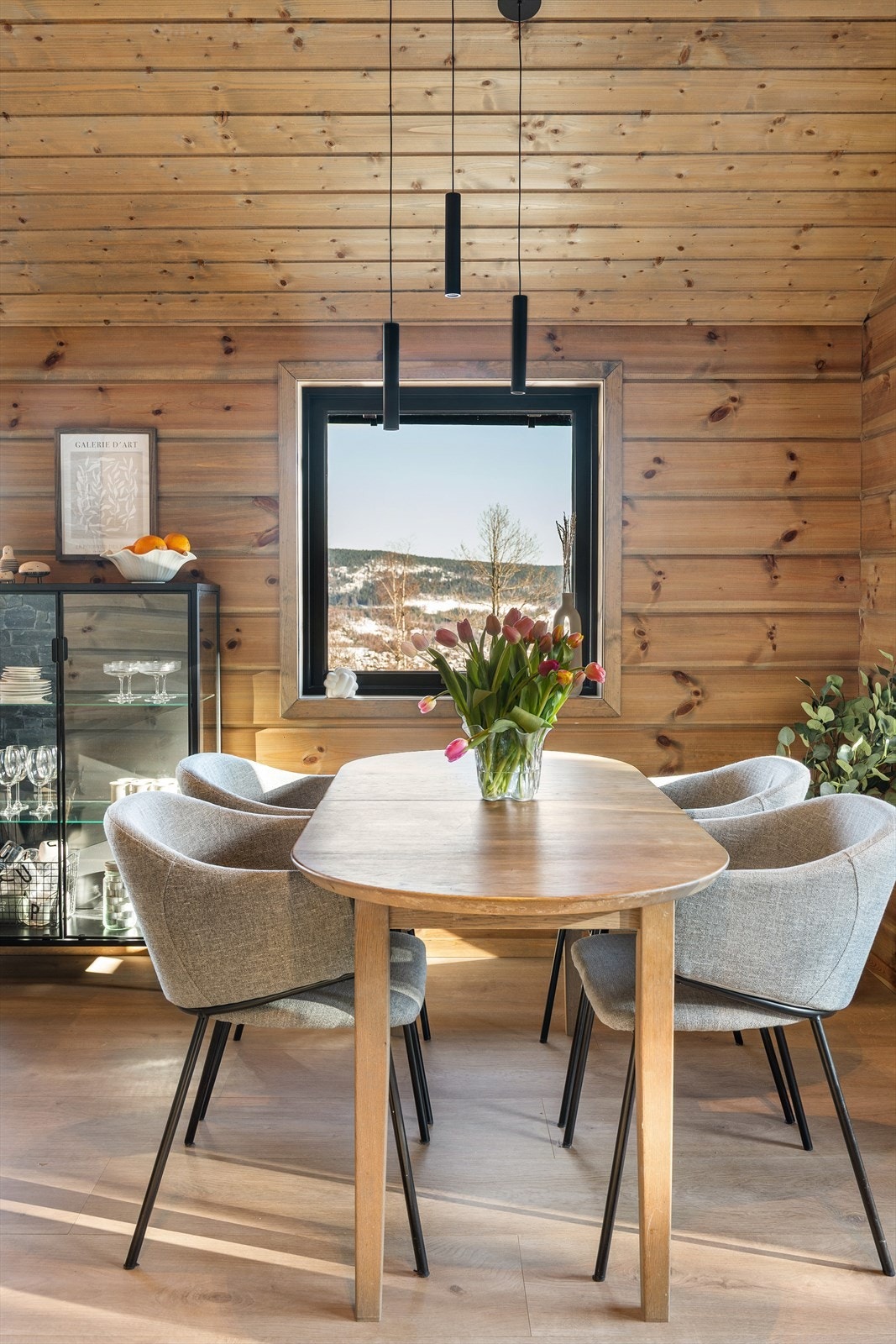 Her er det god plass til både hverdag og sosiale sammenkomster, hvor samtalen enkelt kan flyte mellom sonene. Galleribilde