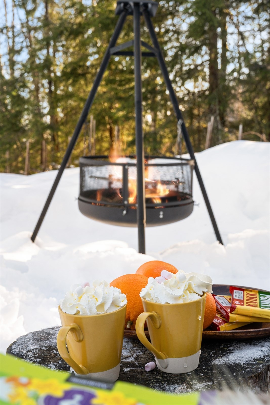 Den friske fjelluften, kombinasjonen av varm ild og søt sjokolade, og den magiske, hvite naturen rundt skaper et uforglemmelig øyeblikk av kos og påskestemning ute i Hurdal. Galleribilde