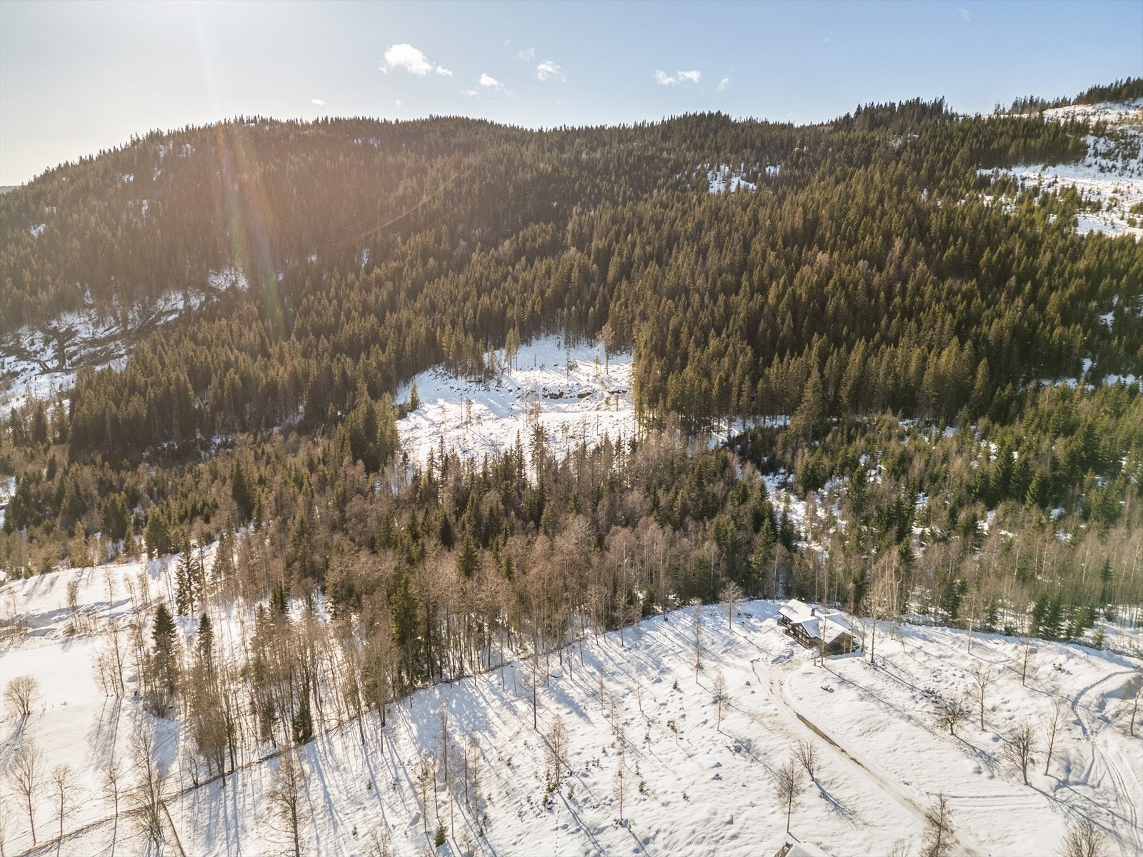 Droneperspektivet fremhever den unike beliggenheten - et perfekt utgangspunkt for både aktive dager ute og rolige stunder med panoramautsikt over det vakre Hurdal-landskapet. Galleribilde