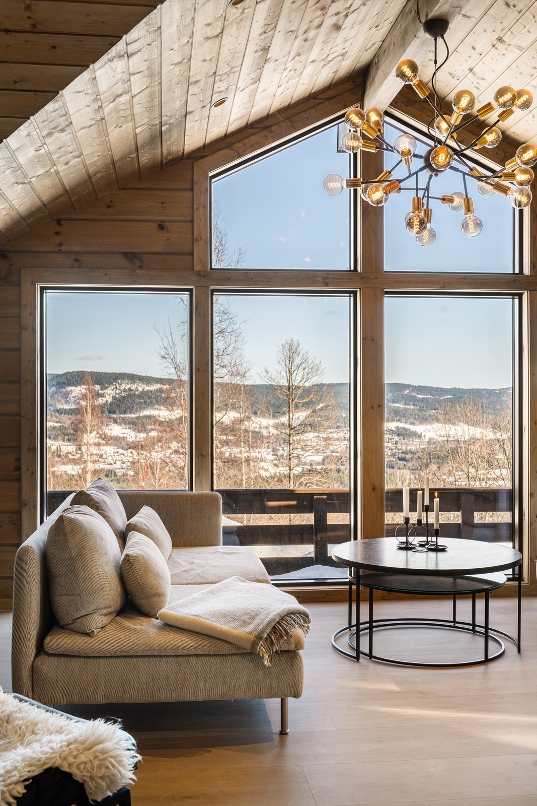 Fra stuen strekker et arkitektonisk utstikk seg ut og skaper et spennende uttrykk, samtidig som de store glassflatene slipper naturen inn og gir rikelig med lys og naturskjønn utsikt. Hytta er opprinnelig oppført i 2016, men ferdigstilt innvendig i 2022. Galleribilde