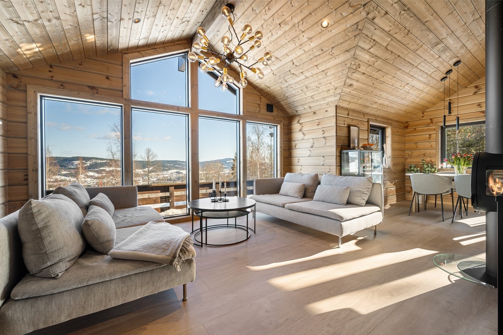 EMERA Romerike ved Solveig Granlund har gleden av å presentere Rognstadkollvegen 12. En kortreist og moderne fjellhyttedrøm kun en liten time fra Oslo! Foto: Heidi Hexeberg Larsen. Galleribilde