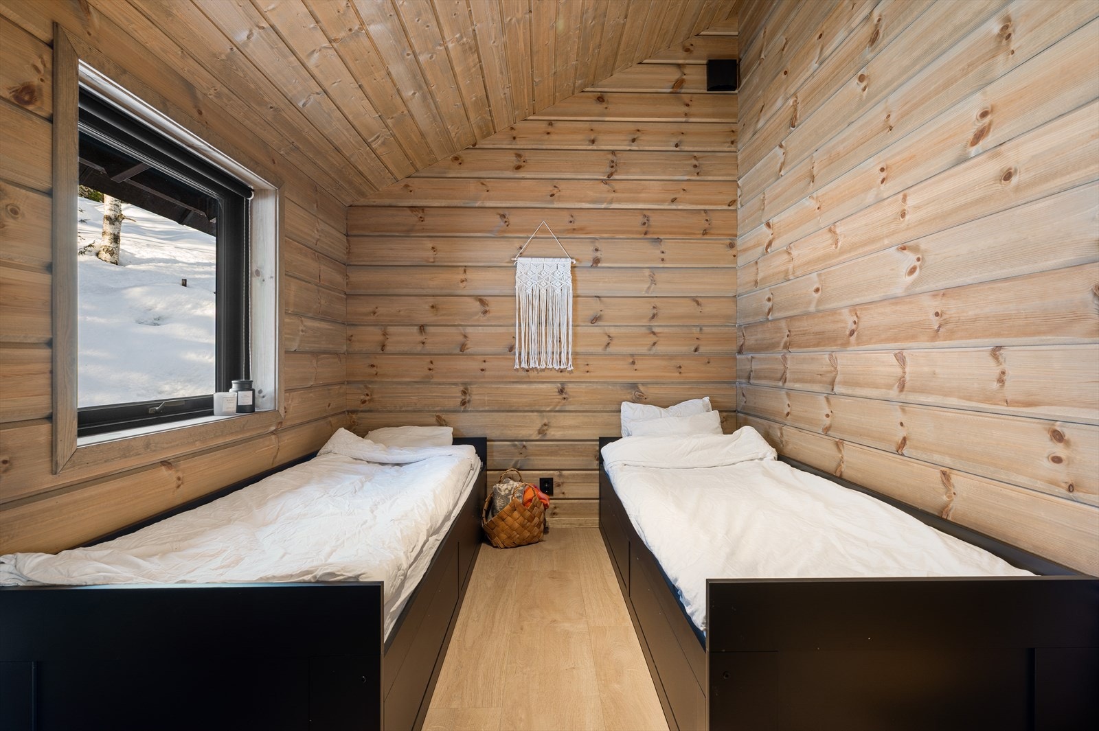 Hvert rom er utstyrt med utrekkbare senger som enkelt kan settes sammen til dobbeltseng, og kan suppleres med en ekstra enkeltseng for å gi plass til opptil tre sengeplasser per rom. Galleribilde