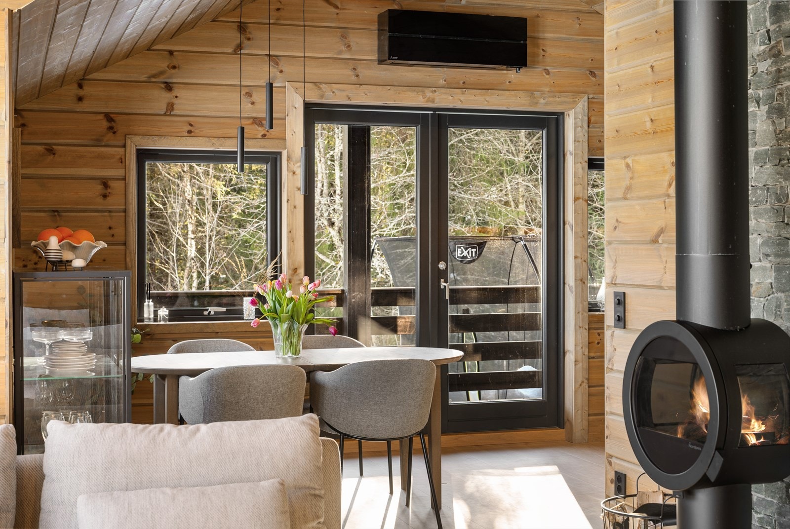 Fra spiseplassen er det også direkte utgang gjennom den tofløyede balkongdøren til den overbygde verandaen, noe som gjør det enkelt å flytte måltider og hyggelige stunder ut i det fri på varme dager. Galleribilde