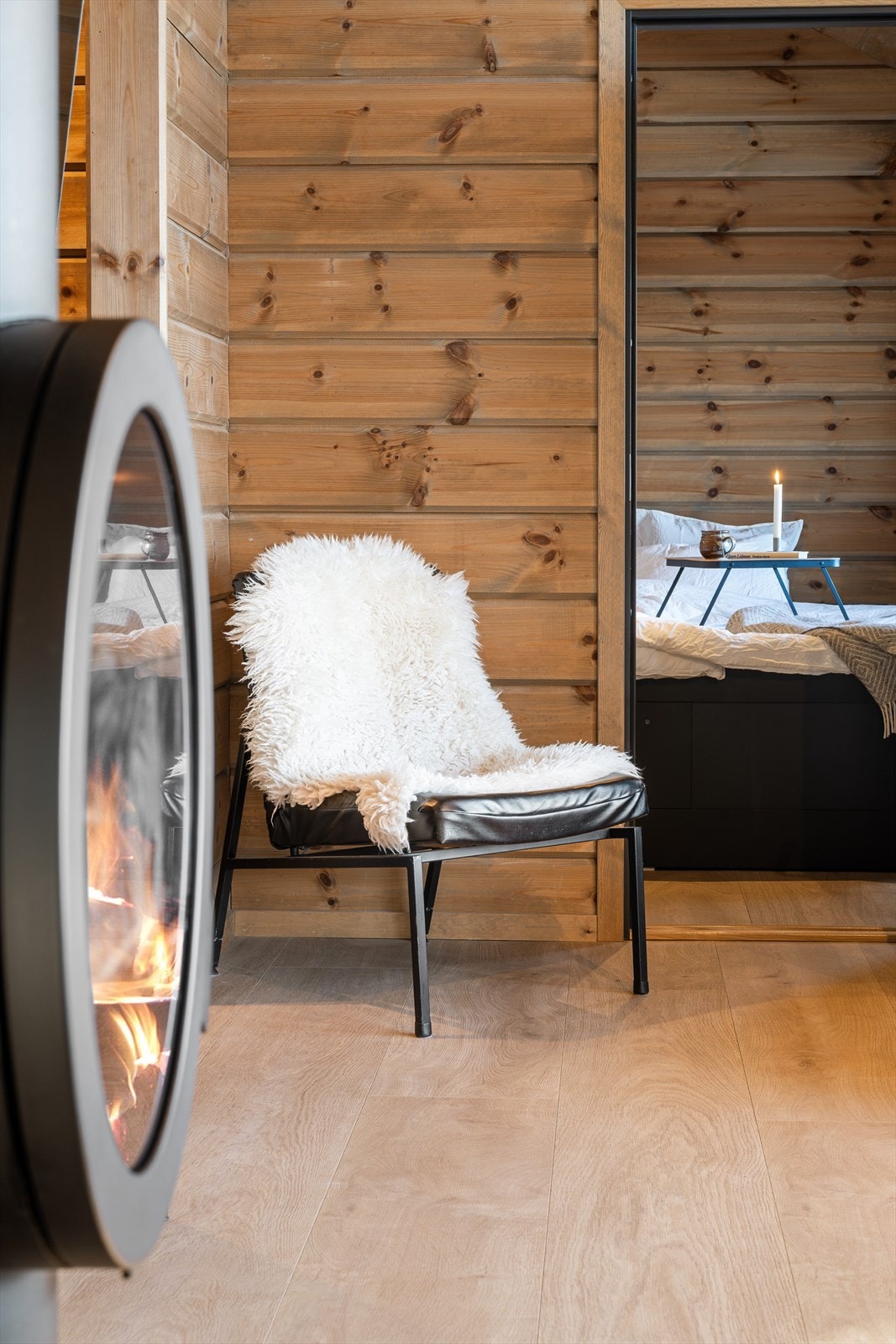 Den moderne, runde peisovnen blir et naturlig midtpunkt i rommet - flammene skaper en lun og stemningsfull atmosfære som virkelig forsterker følelsen av ekte hytteliv. Galleribilde