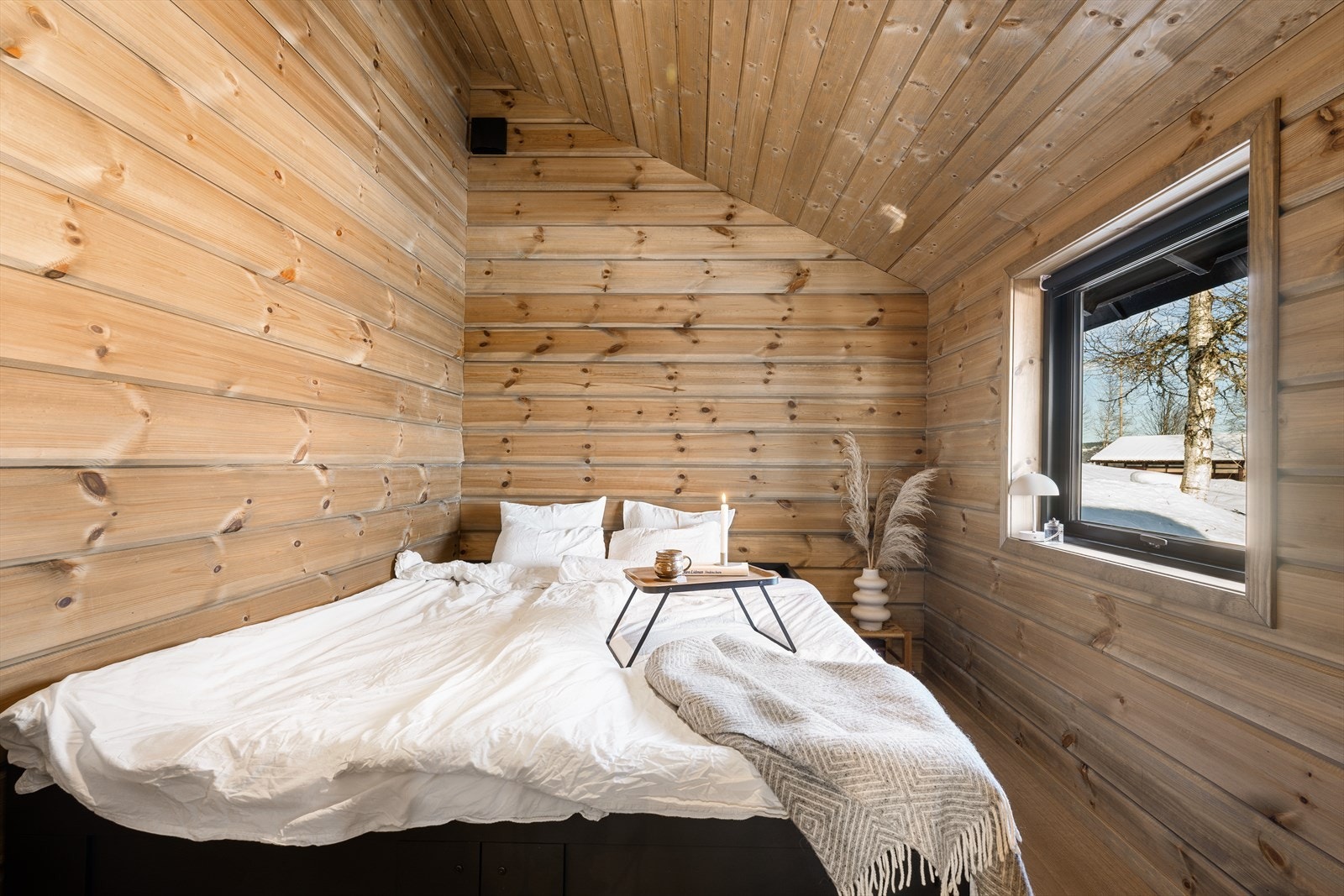 Soverommet som ligger i tilknytning til stuen, fremstår luftig og innbydende takket være den gode takhøyden med skråtak. Galleribilde