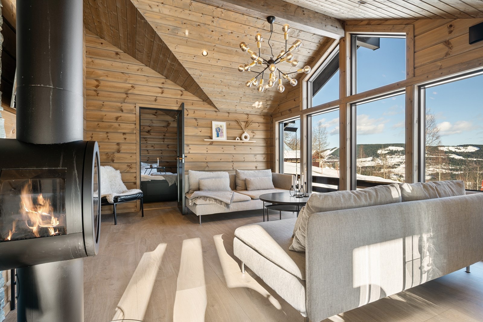 Den åpne himlingen løfter blikket oppover og forsterker følelsen av lys og rom, samtidig som de store glassflatene slipper naturen tett på. Galleribilde