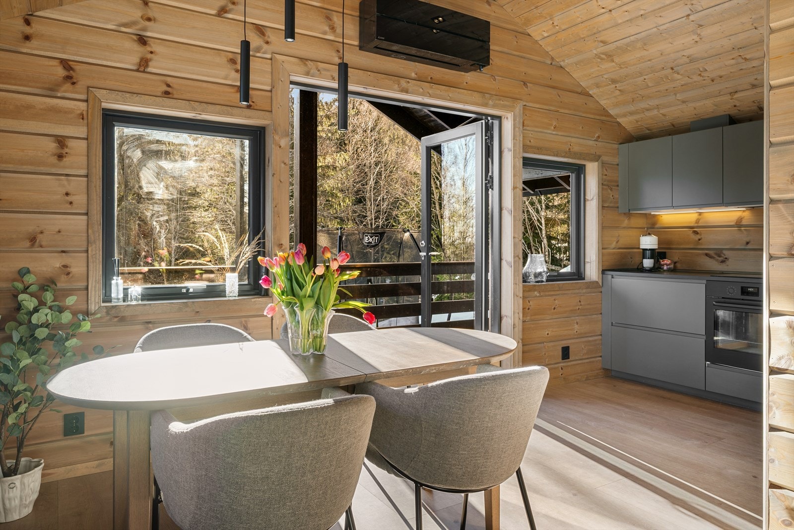 Over den tofløyede balkongdøren, mellom spisestue og kjøkken, er det montert en moderne sort varmepumpe som både glir stilrent inn i interiøret og bidrar til et behagelig inneklima året rundt. Galleribilde