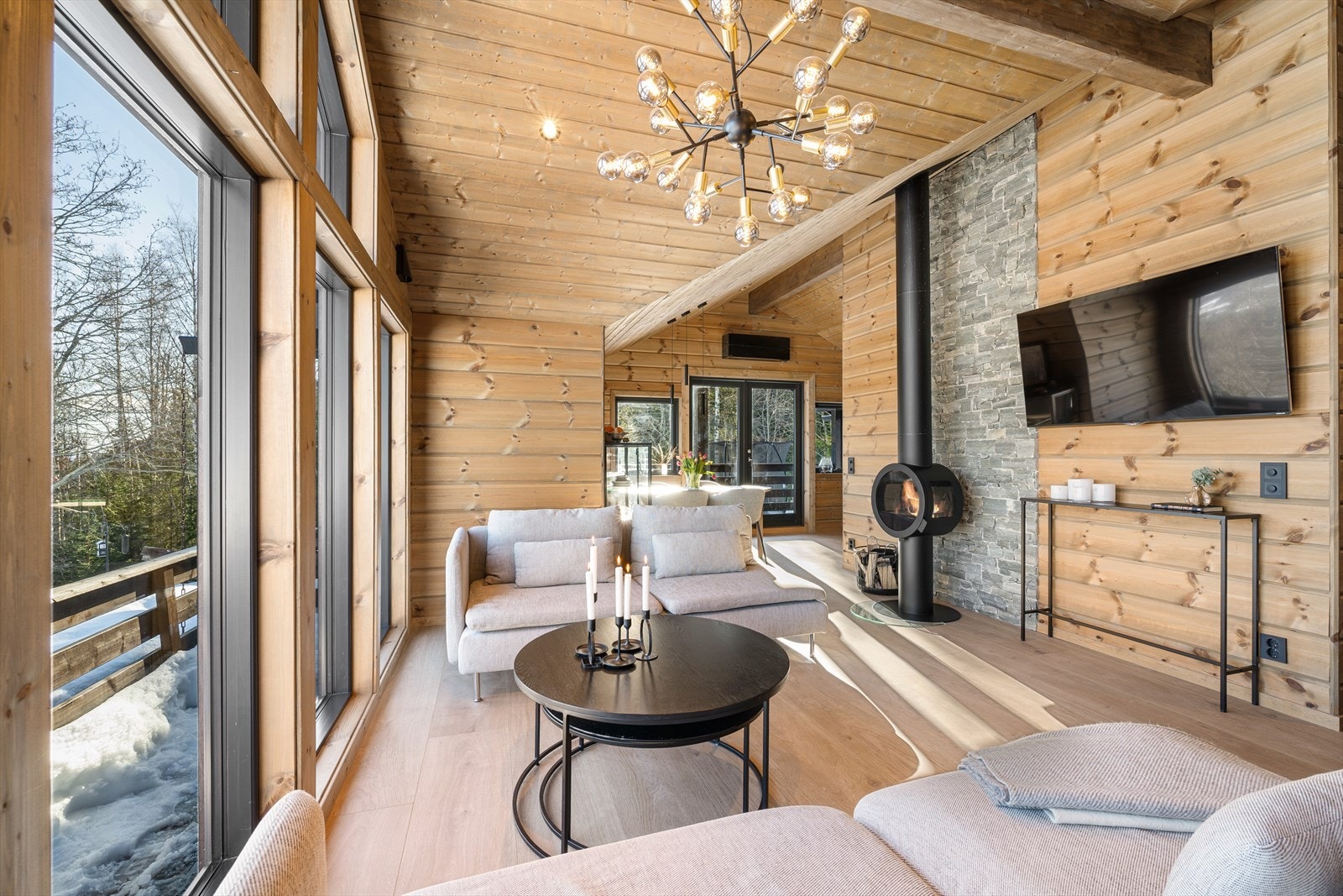 Den åpne og gjennomgående romløsningen skaper en naturlig flyt fra sofagruppen i stuen og videre til spisestuen, som ligger i forlengelse av den hyggelige kjøkkenkroken. Galleribilde