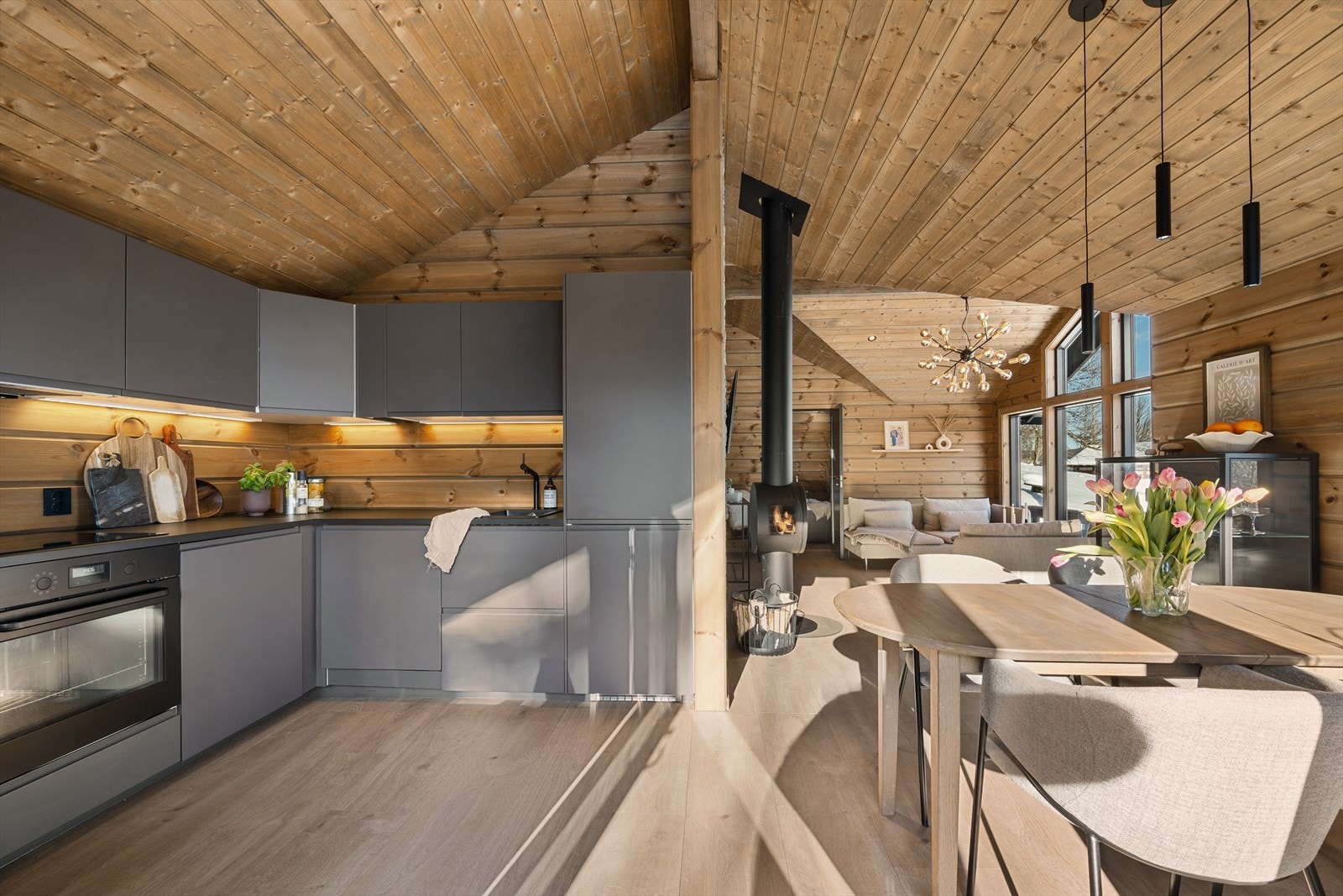 Kjøkkenet ligger naturlig plassert i den åpne stue- og spisestueløsningen, noe som gjør det enkelt å være sosial mens måltider tilberedes - et hyggelig samlingspunkt for både hverdag og gode hyttestunder. Galleribilde