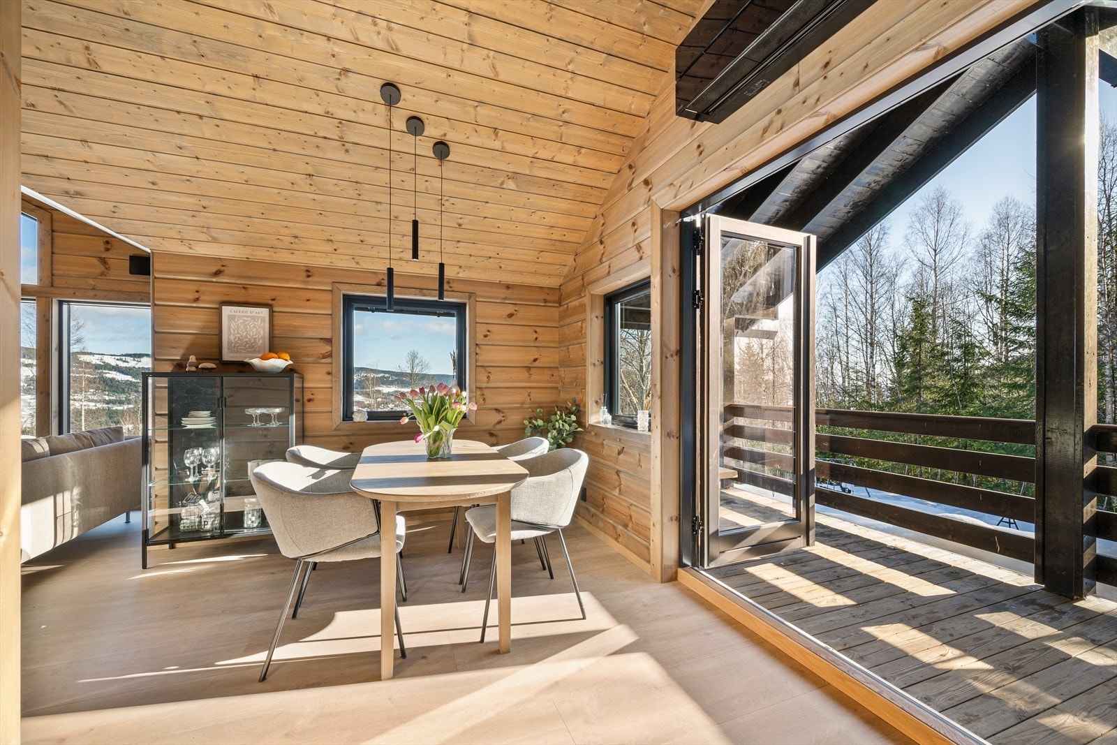 Fra spisestuen er det utgang gjennom en tofløyet balkongdør som leder direkte ut til den romslige, overbygde verandaen som omkranser hytta. Galleribilde