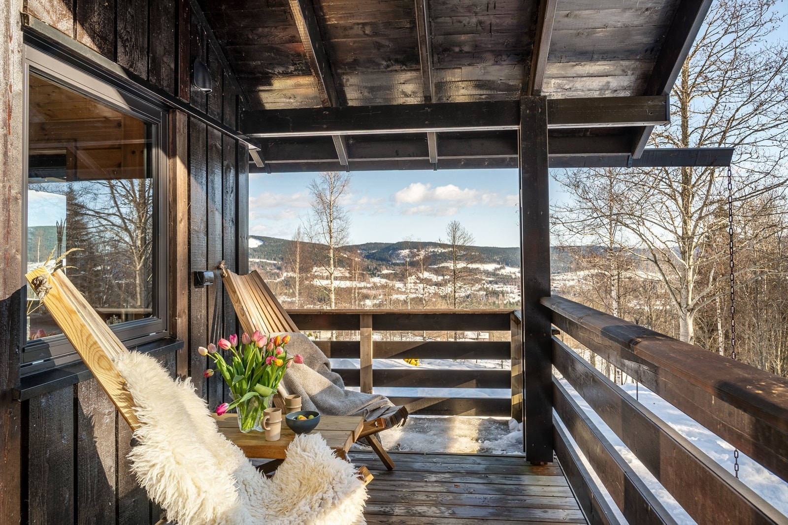 Den overbygde delen gir beskyttelse mot vær og vind, samtidig som man kan nyte frisk luft og sol når det passer. Galleribilde