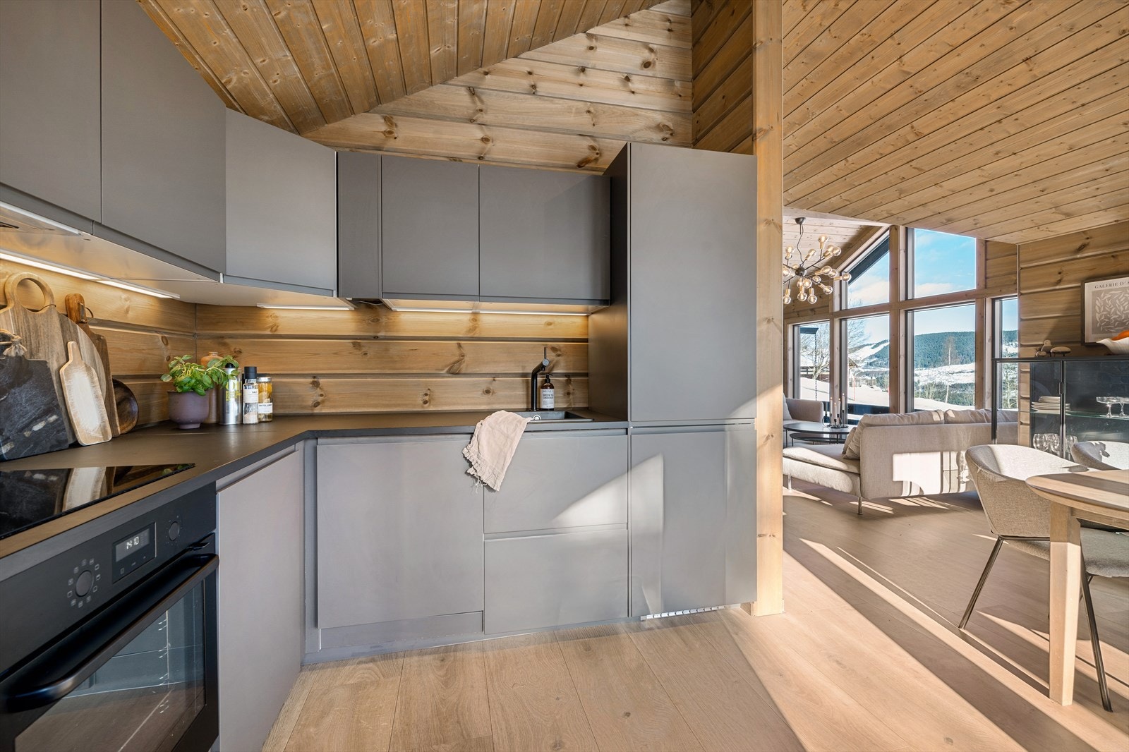 Den mørke komposittvasken kombinert med sort armatur gir et moderne og eksklusivt preg som står flott til de rene linjene i kjøkkeninnredningen. Galleribilde