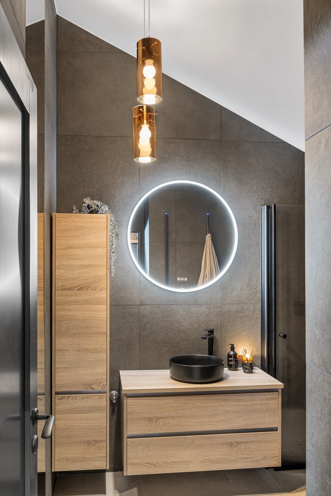 Helservantskålen på moderne skuffeinnredning i trefiner gir rommet et lunt og naturlig uttrykk, supplert med et praktisk høyskap som gir god lagringsplass. Galleribilde