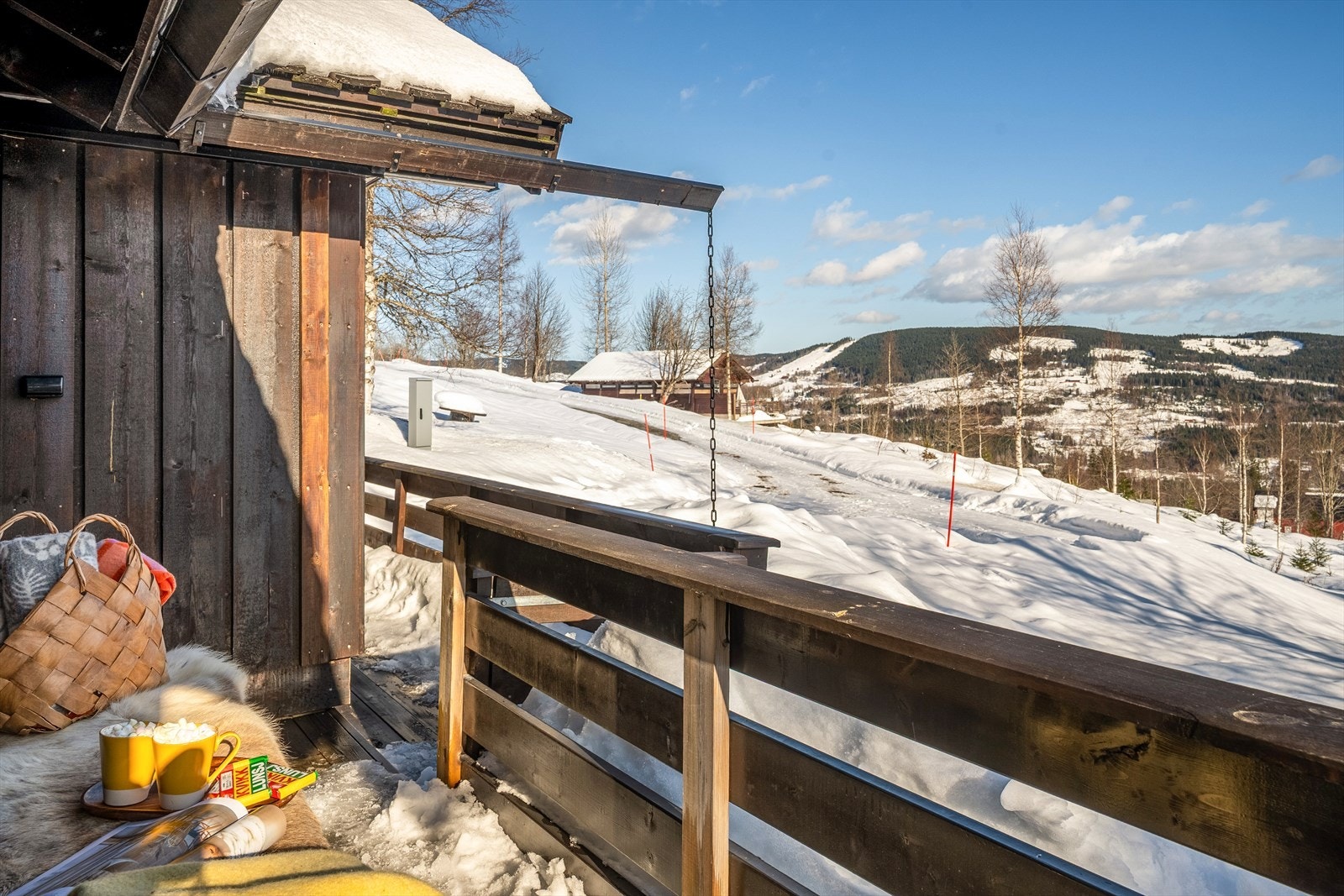 I solveggen kan man lene seg godt tilbake med en varm kopp kakao og nyte den langstrakte utsikten over de myke åsryggene i Hurdal, mens alpinbakkene i Hurdal Skisenter ligger synlig i landskapet. Galleribilde