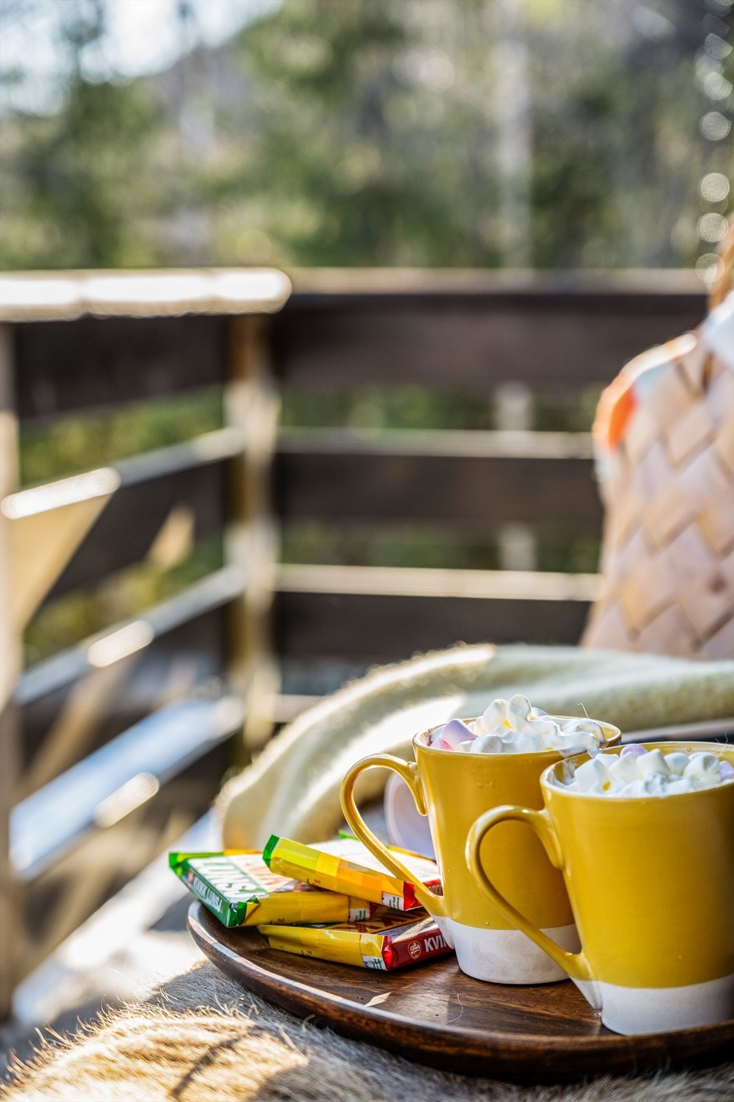 Solen varmer, fuglene kvitrer, og stemningen er lett og hyggelig - et øyeblikk hvor avslapning, lek og påskestemning møtes i ekte hyttestil. Galleribilde