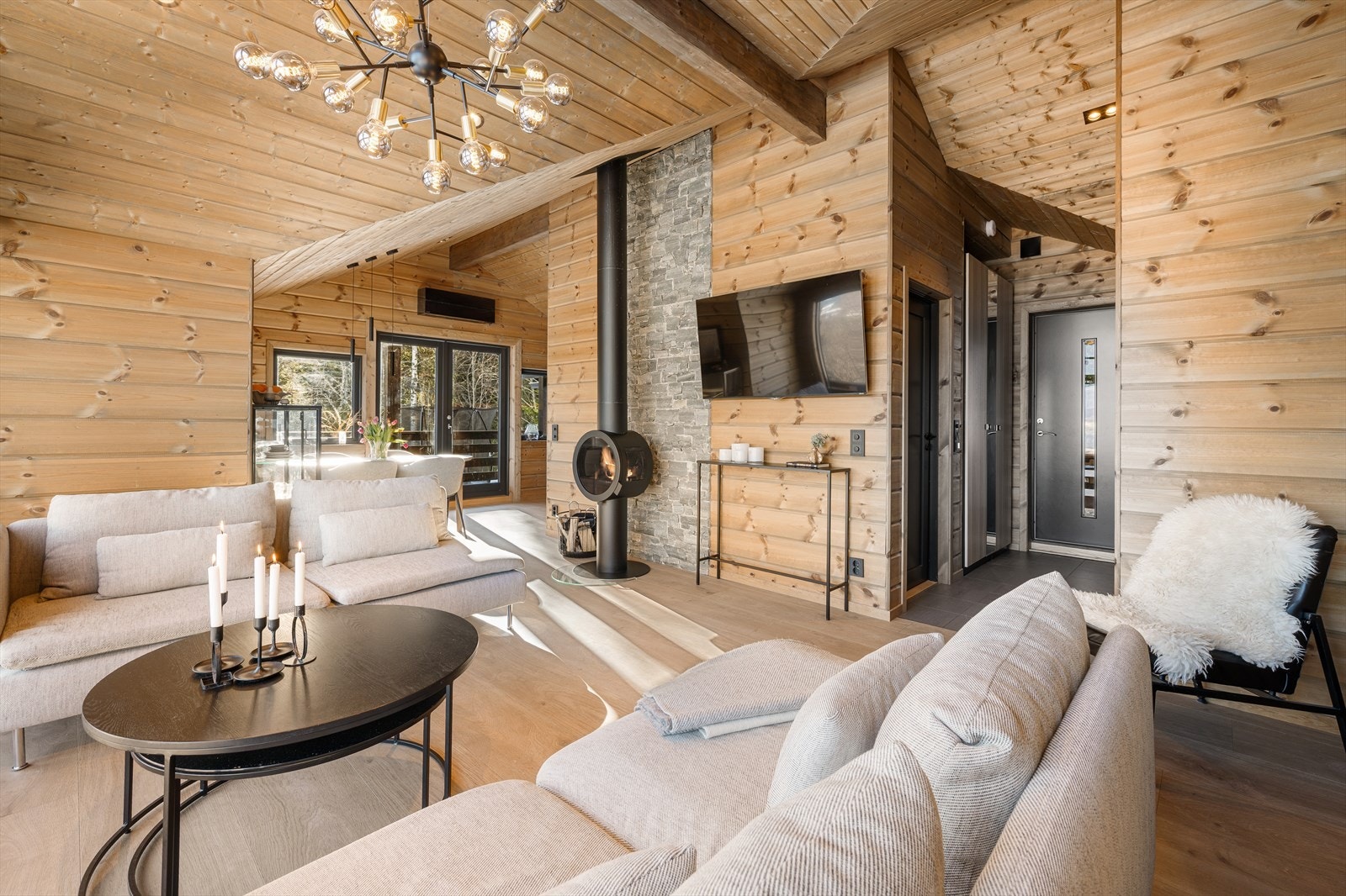 Planløsningen er både praktisk og fleksibel, med alle rom samlet på én flate, noe som gjør hytta ideell for alt fra par og barnefamilier til vennegjenger som ønsker et komfortabelt og lettvint fristed i fjellet. Galleribilde