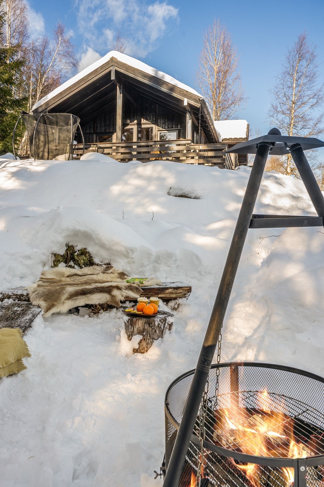 Hele uteområdet er gjennomtenkt for sosialt samvær, lek og avslapning - en naturlig forlengelse av hyttelivet innendørs. Galleribilde