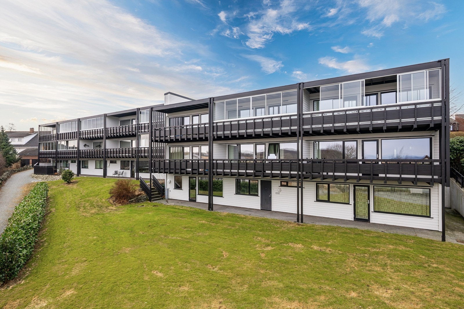 Leiligheten ligger i 2.etg fra den ene siden av bygget. Bod i u.etg. Galleribilde