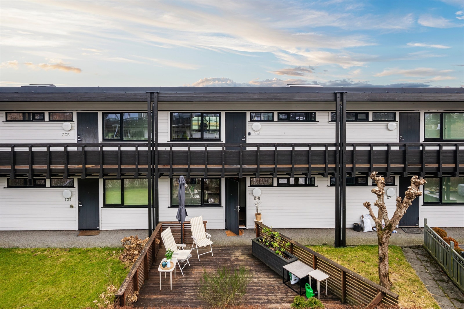 Ved inngangsparti har man en sør-vendt terrasse med plass til hagemøbler. Galleribilde