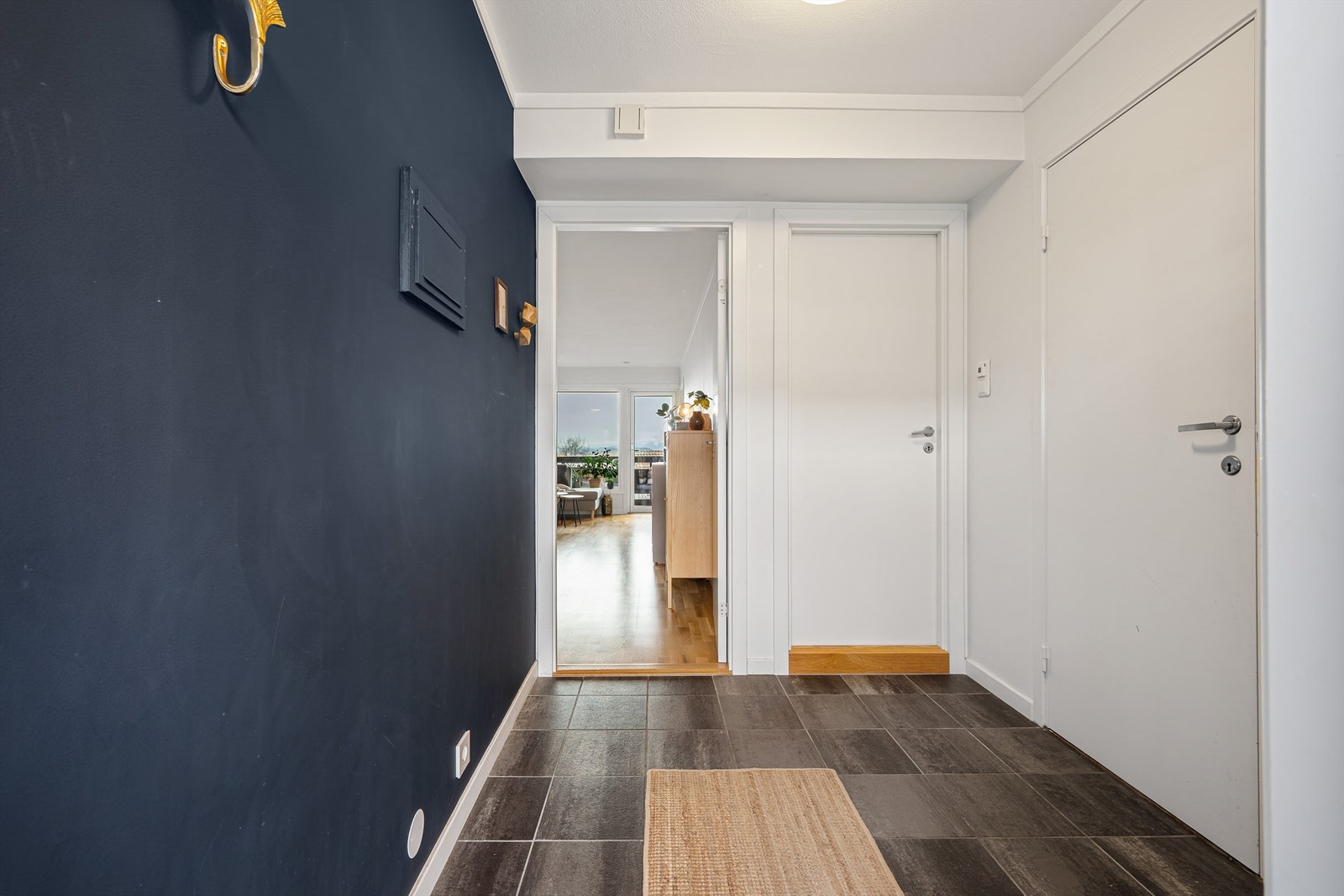 Ved entré ligger bad og innvendig bod, som selger har brukt som gjesterom og kontor. Galleribilde