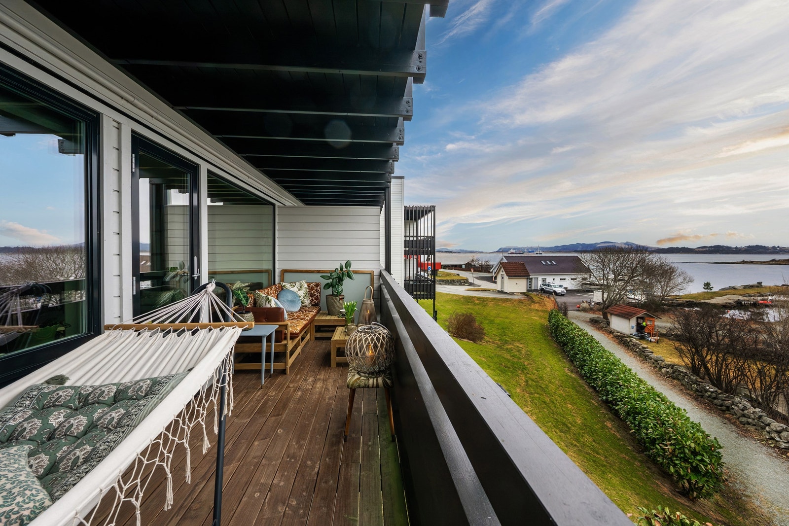 Stor balkong med god plass til hagemøbler. Flott utsikt og fine turområder like ved . Galleribilde