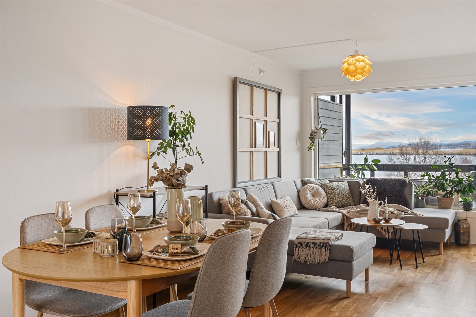 Store vindusflater, godt med lys og utgang til terrasse med flott sjøutsikt. Galleribilde