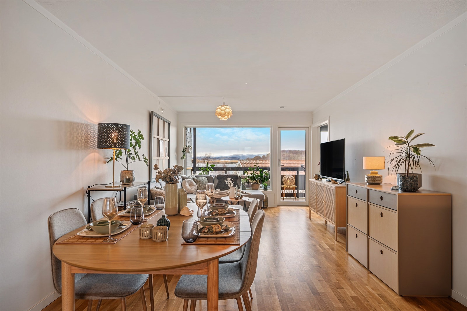 Stue er enkel å møblere med både salong og spisebord, god plass til å invitere gjester. Malte vegger og parkett på gulv. Galleribilde