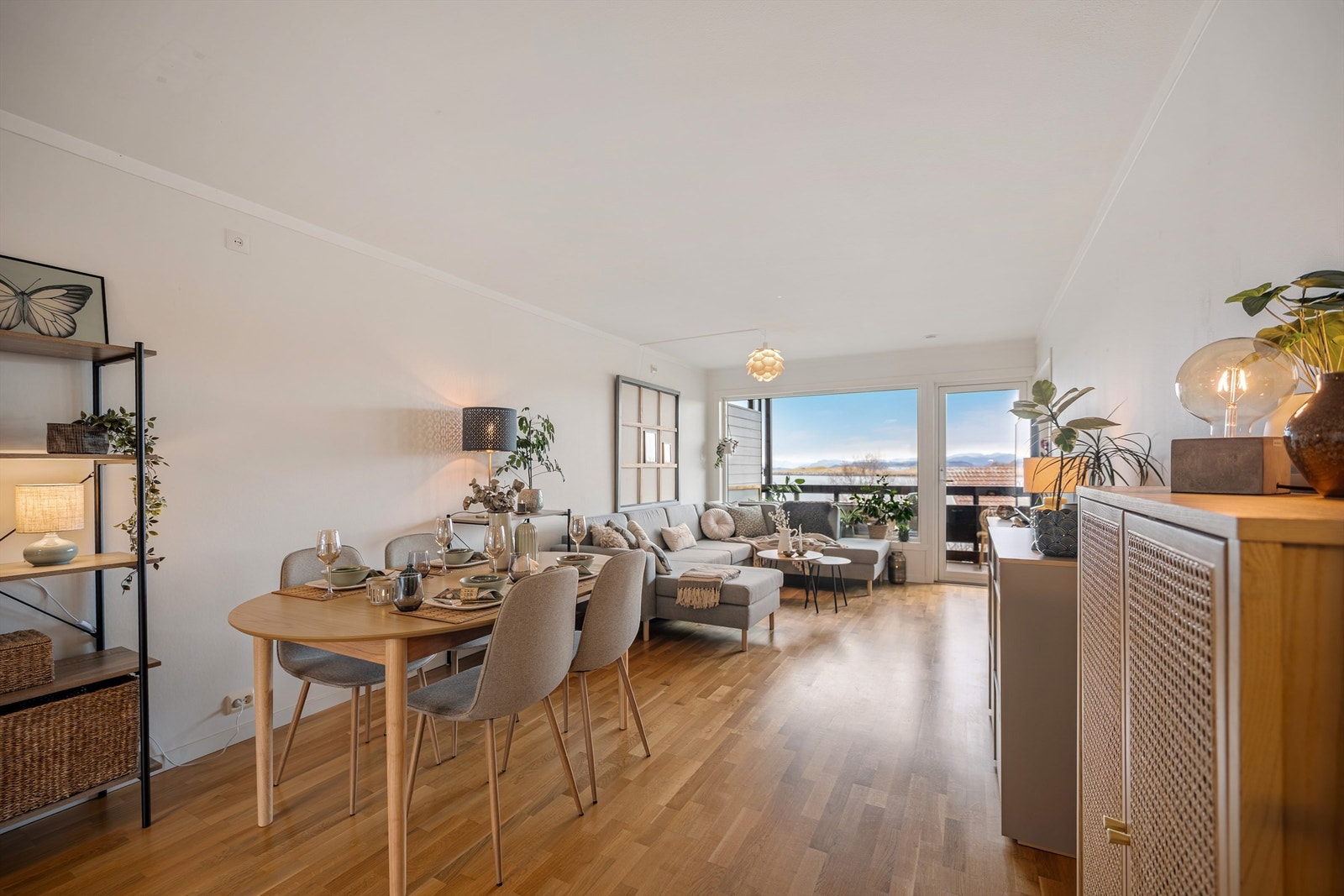 Fin andelsleilighet med god planløsning, gjennomgående med både balkong og terrasse, samt flott sjøutsikt. Galleribilde