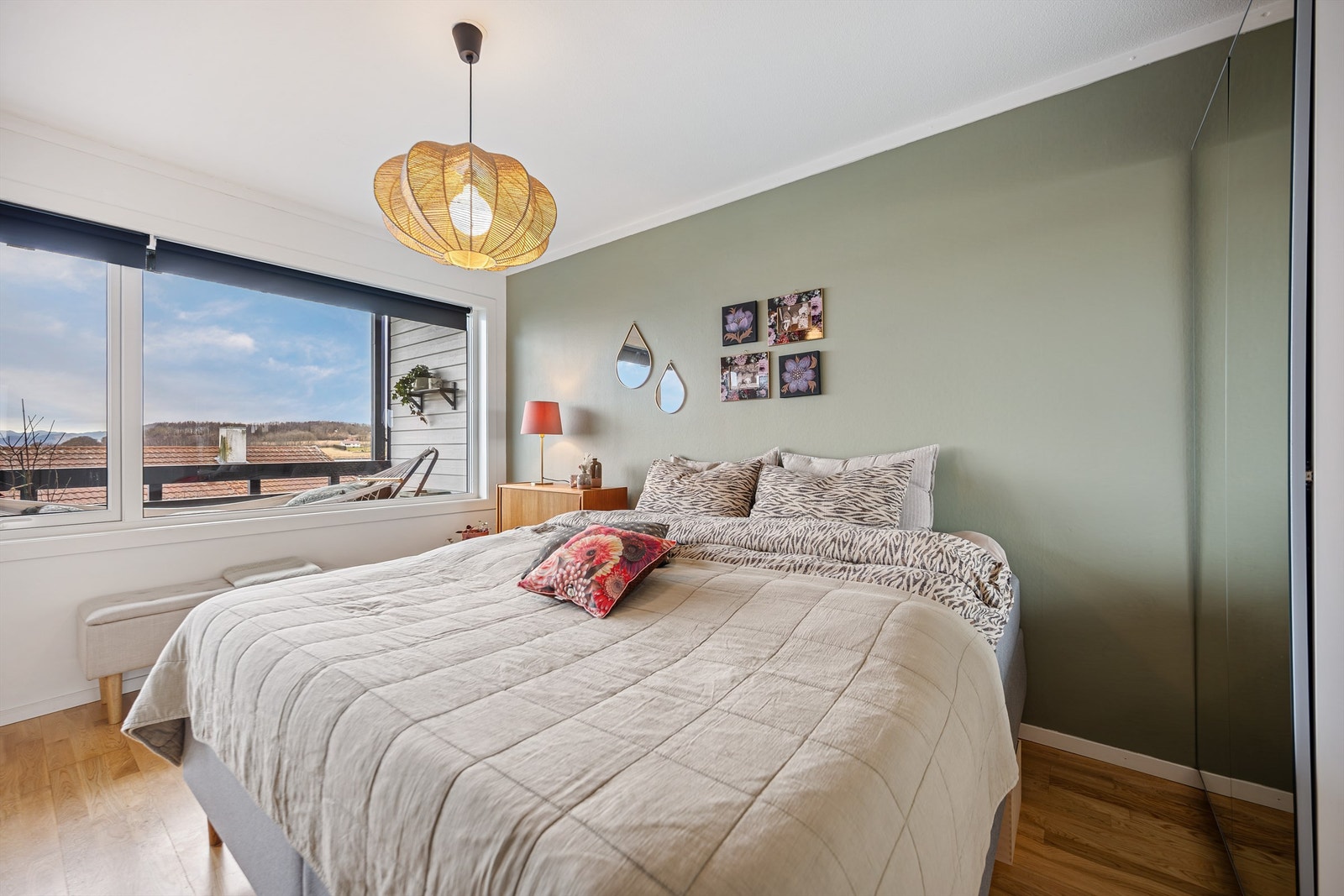 Store vindusflater og utsikt på soverom. Galleribilde