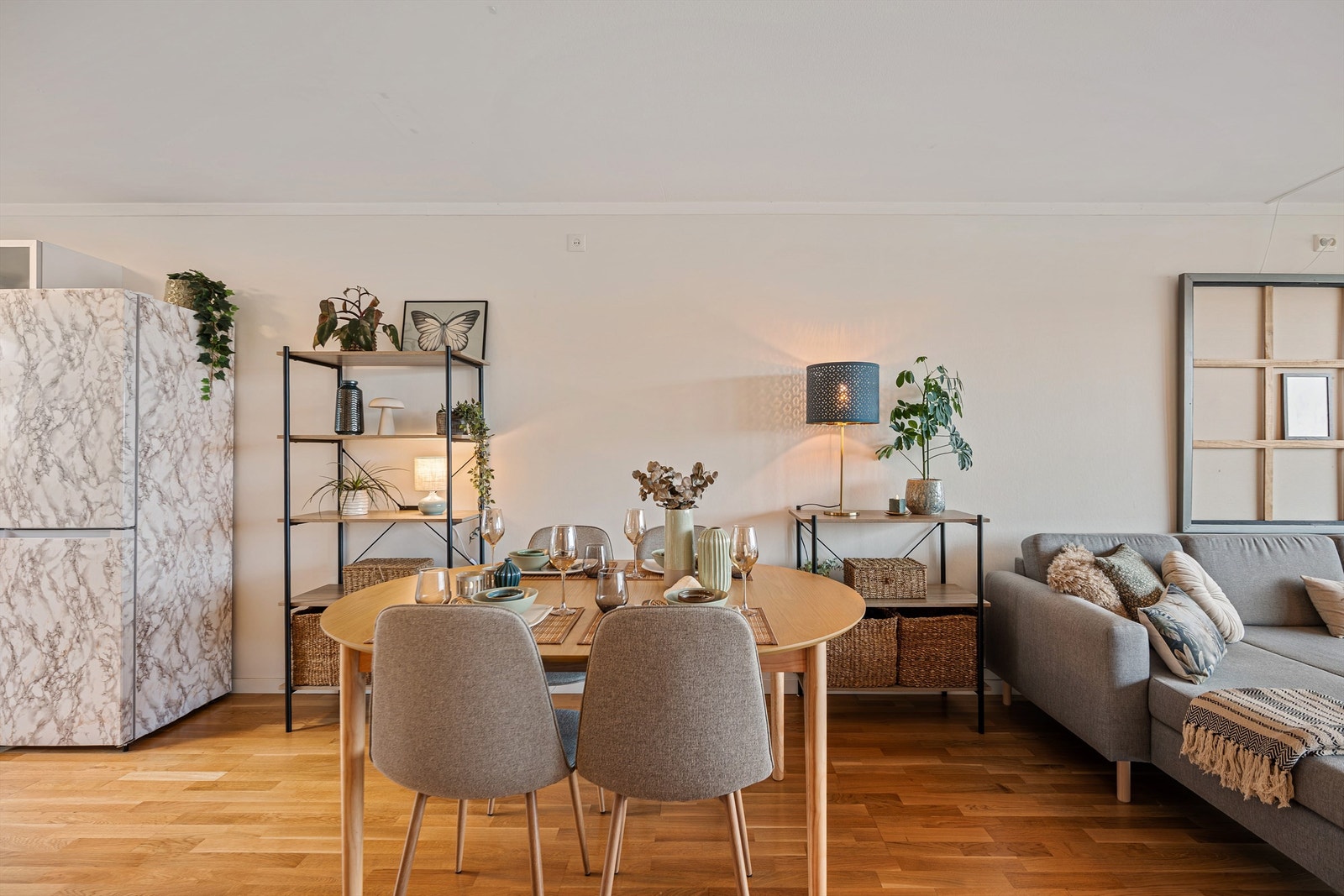 God plass til stort spisebord i stue. Selger har hatt klaff i bordet når det har vært ekstra mange gjester . Galleribilde