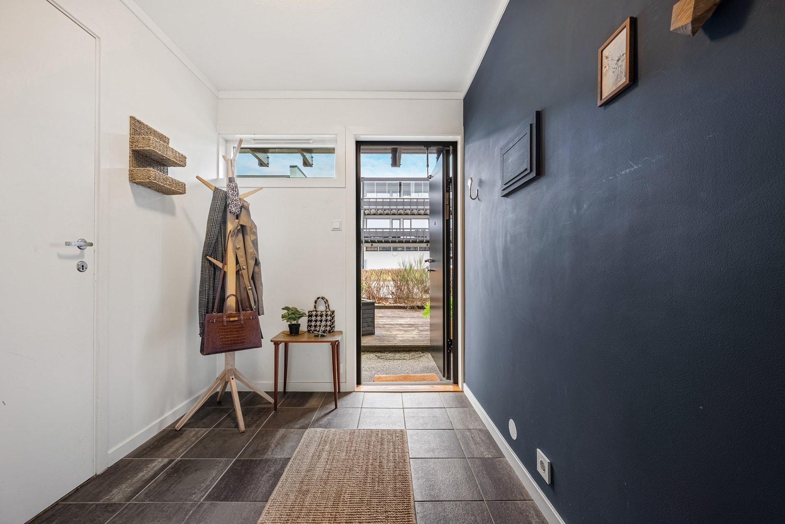 Entré med belegg på gulv, malte vegger og plass til å henge av yttertøy. Galleribilde