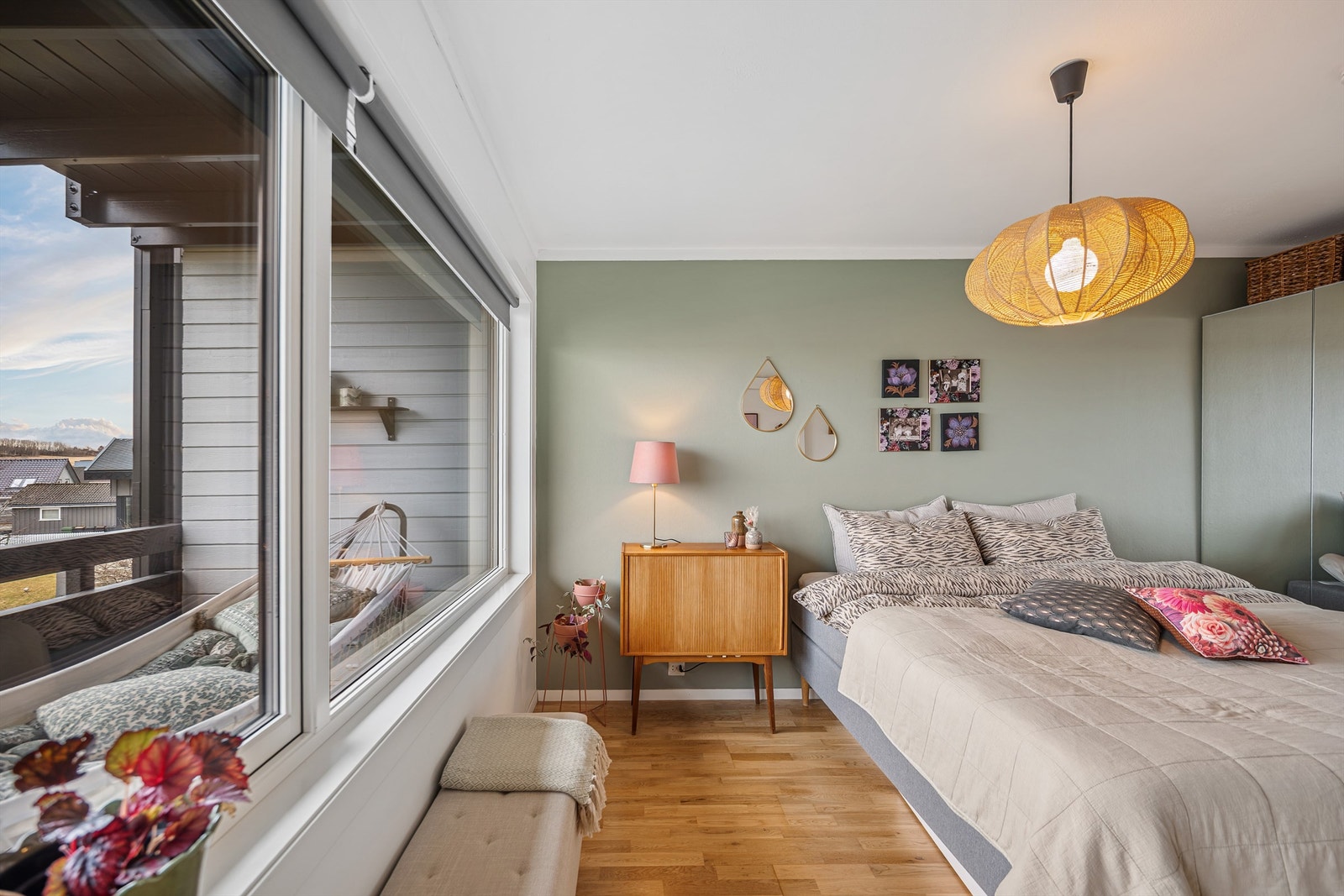 Soverom er av god størrelse med plass til stor seng, nattbord og ekstra kommoder om ønskelig. Galleribilde