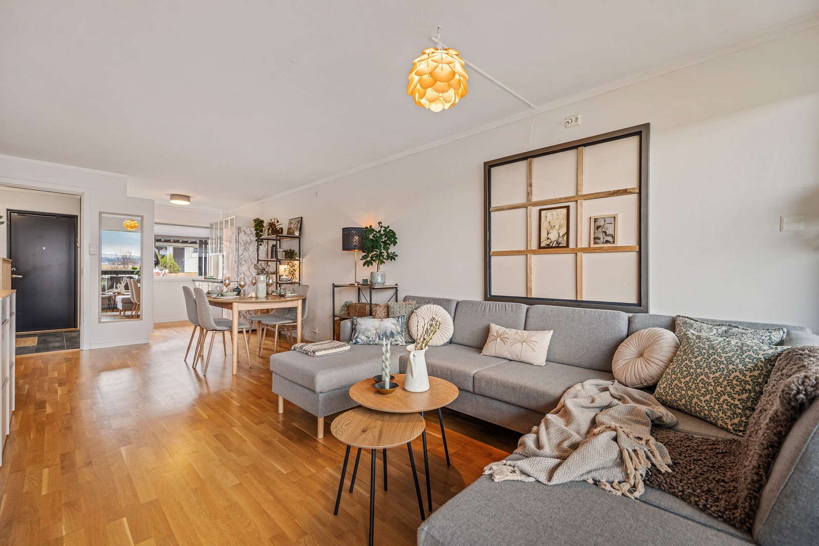 Videre fra entré kommer man inn til lys og åpen stue/kjøkken. Stue og kjøkken ligger i en delvis åpen løsning, men i hver sin ende av rommet., hvor spisebordet lager et naturlig skille. Galleribilde