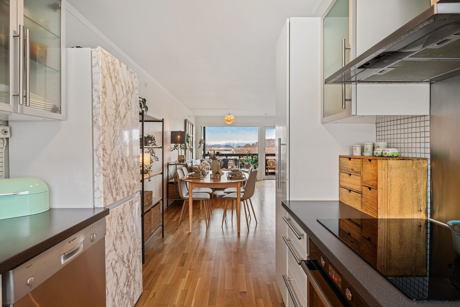 Kjøkken mot stue. Galleribilde