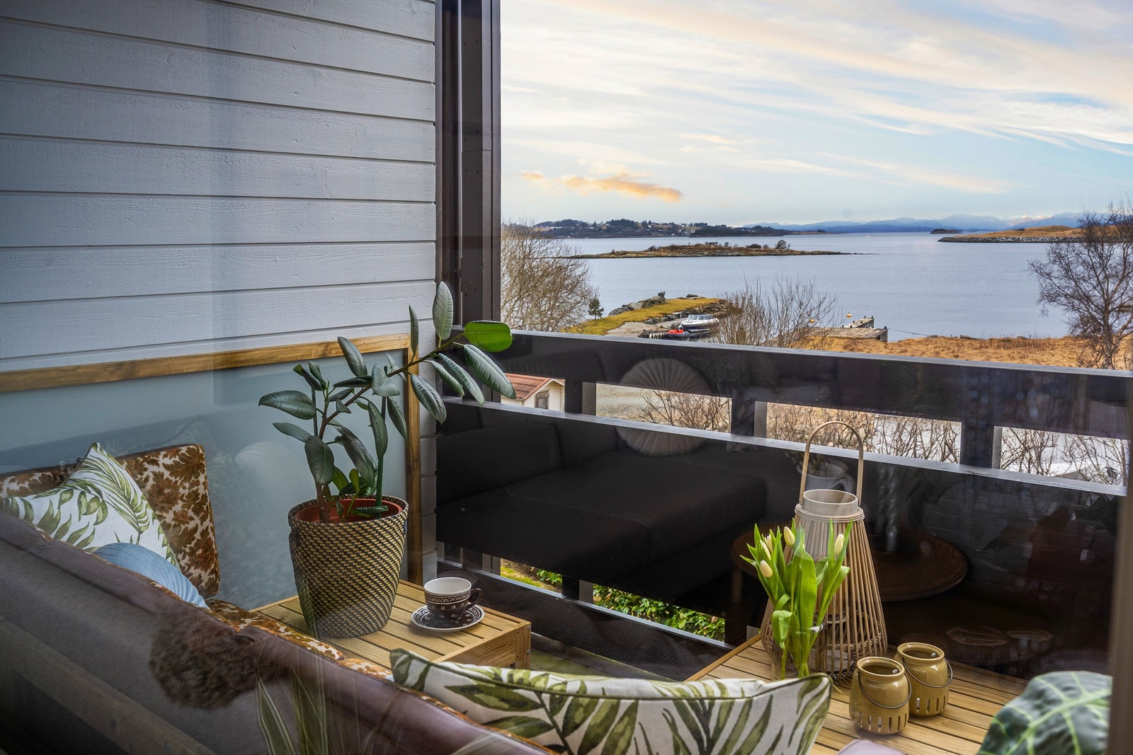 Fin sjøutsikt fra stue og balkong. Galleribilde