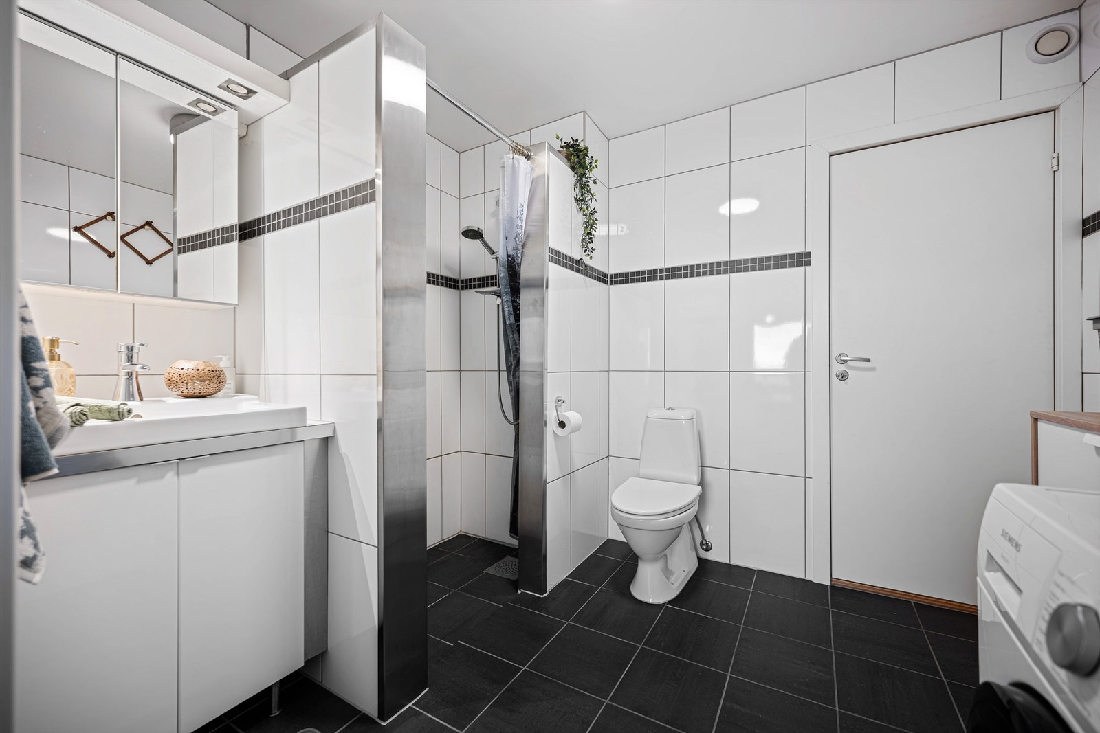 Det er også plass til tørketrommel om ønskelig og ekstra kommode. Man kommer til bad både fra entré og soverom. Galleribilde