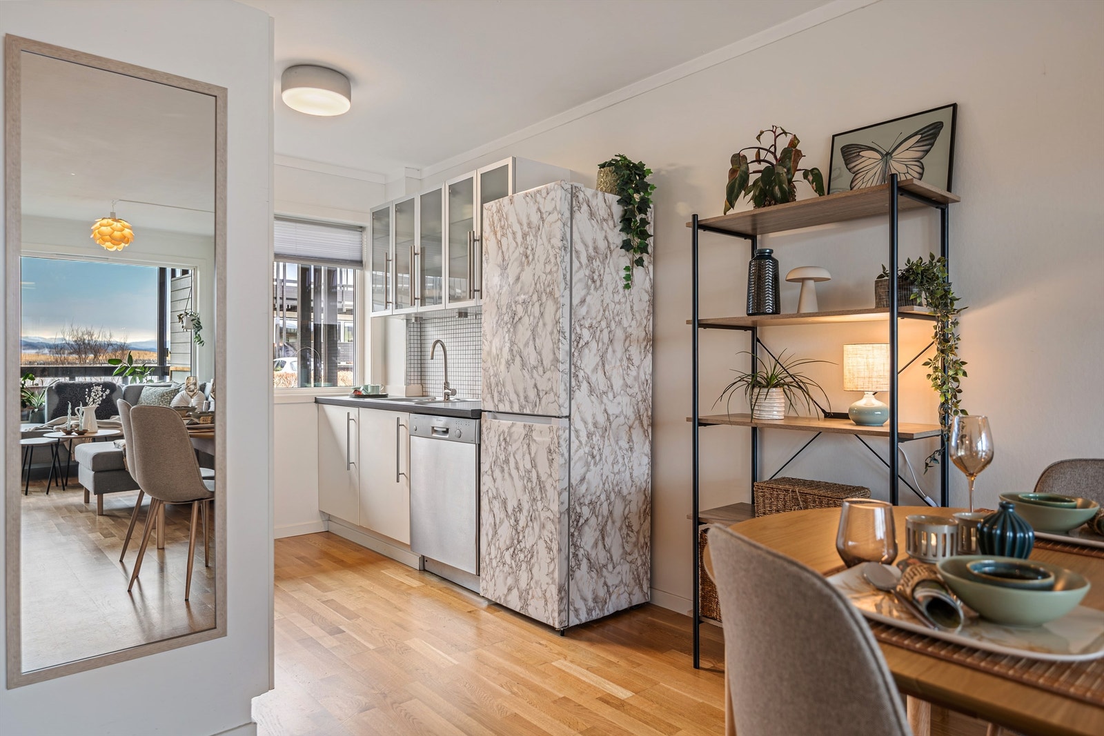 Kjøkken ligger i motsatt ende av rommet fra stue. Galleribilde