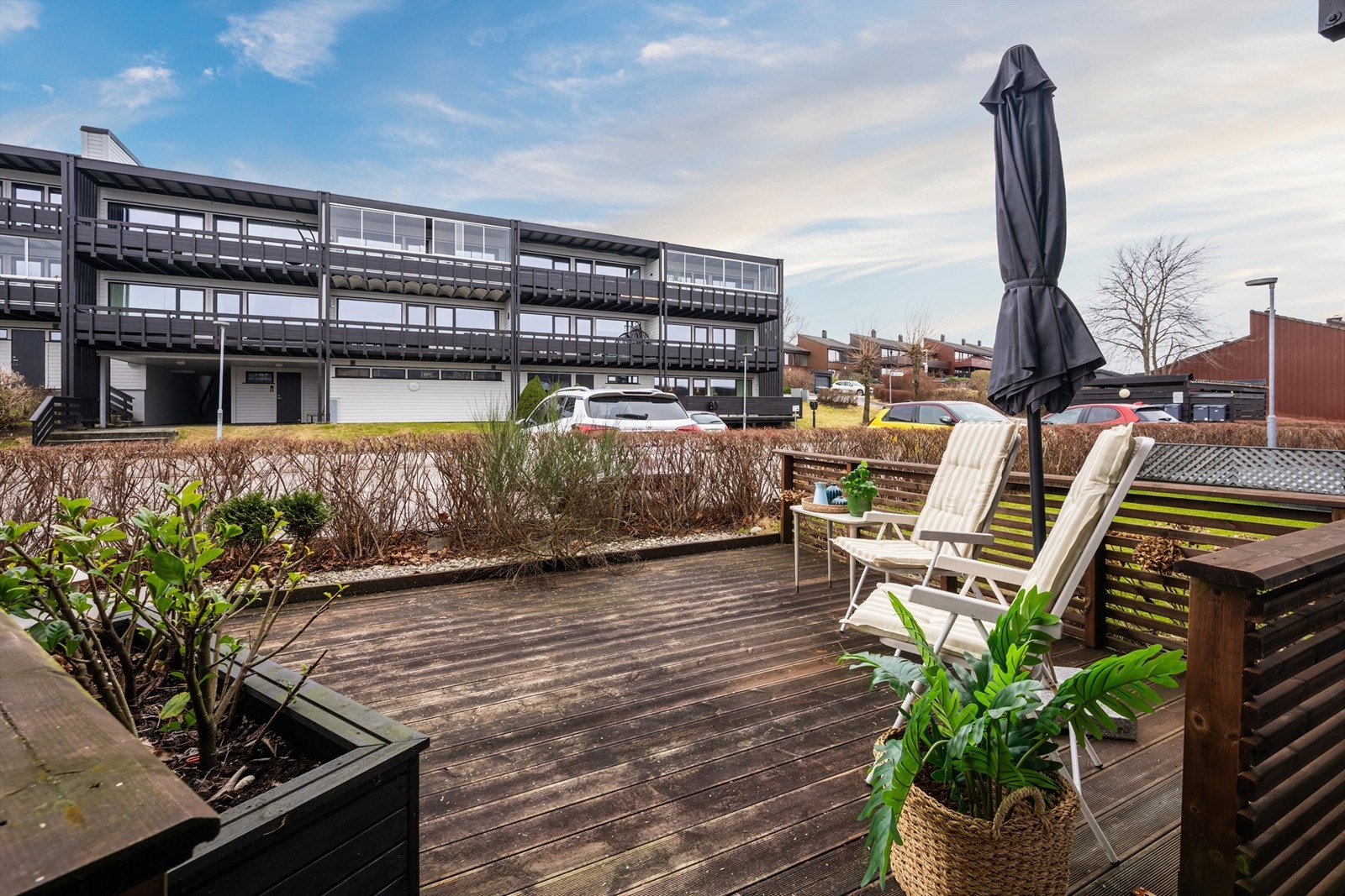 Sør-vest vendt terrasse ved inngangsparti. Galleribilde