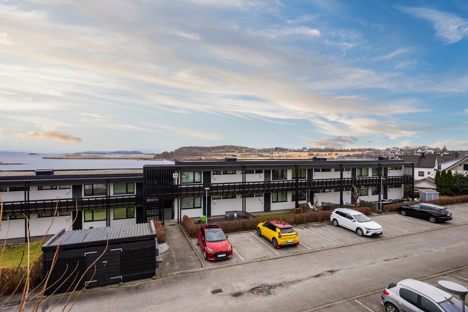 Det er trappefri adkomst til leiligheten da den ligger i 1.etg, samtidig som den er i 2. etg fra nordsiden. Parkering like utenfor døren og mulighet for el.bil lade Galleribilde