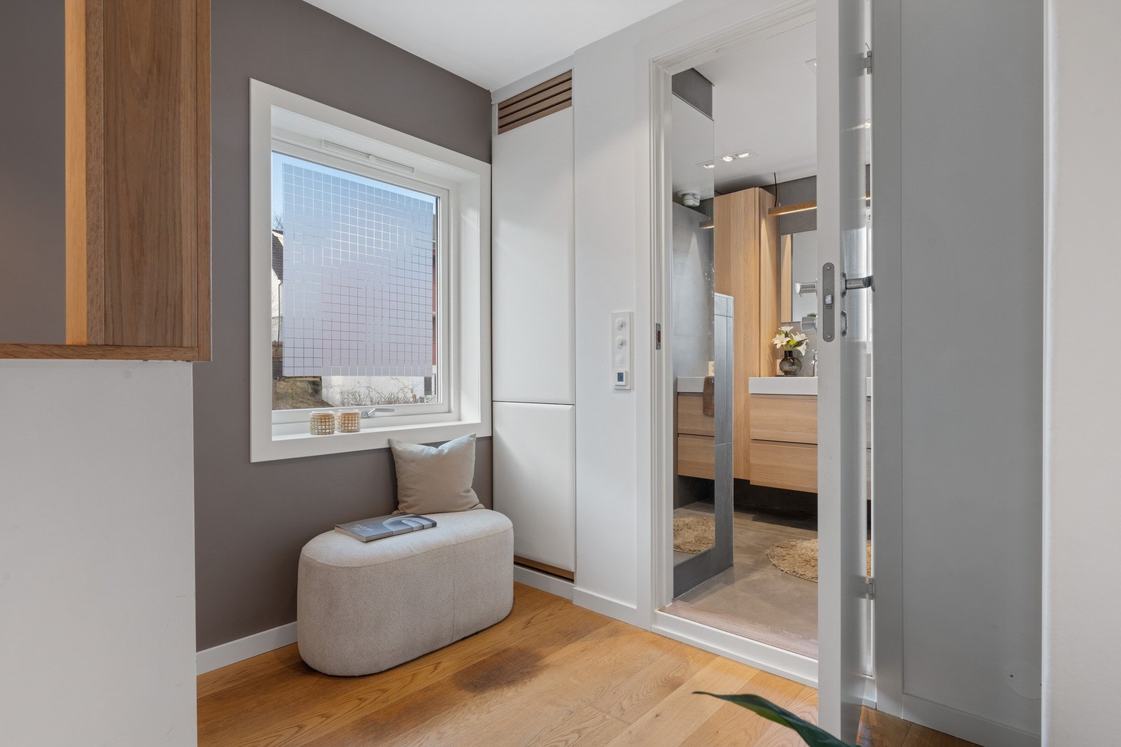 Inn mot badet. Galleribilde