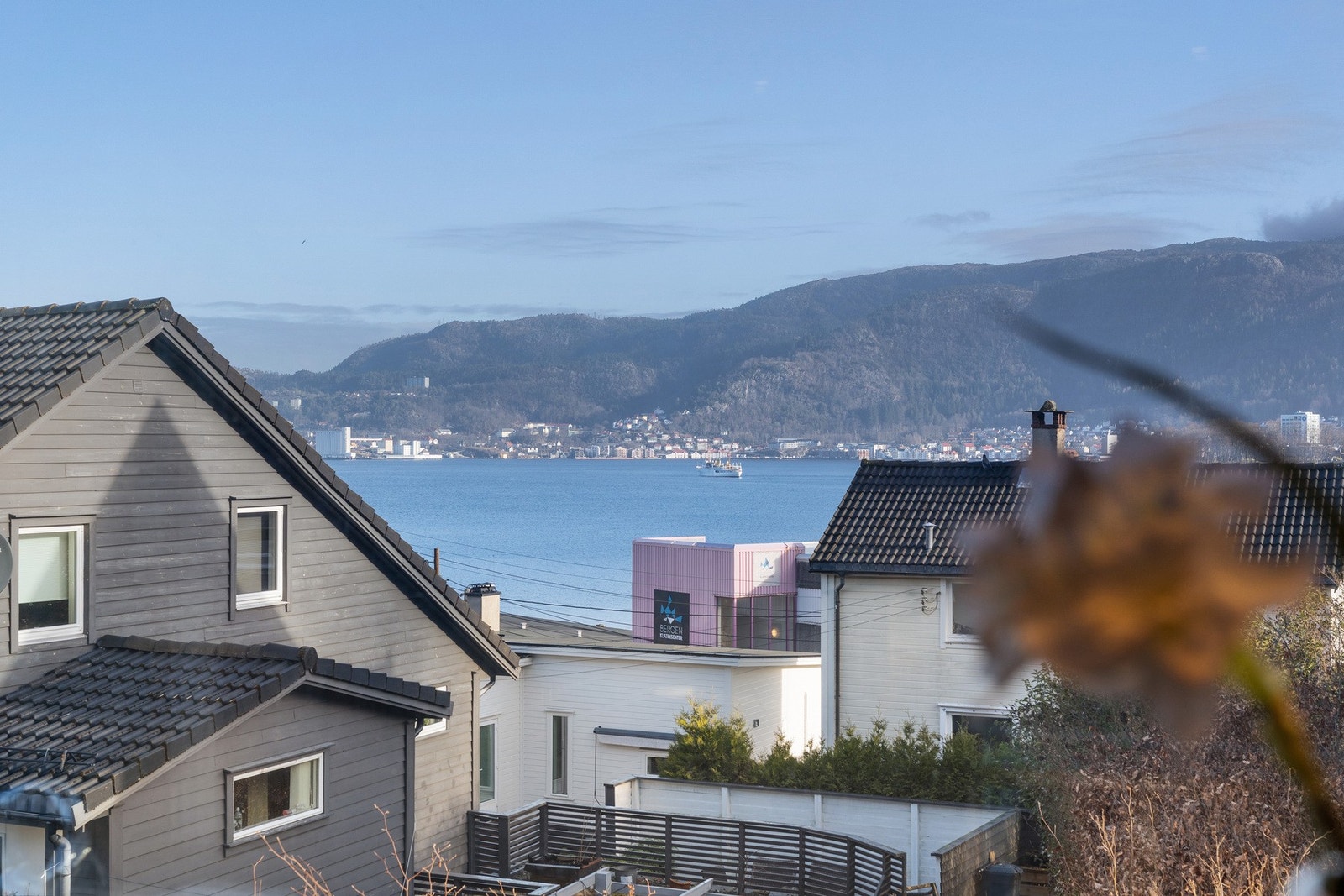 Fra leiligheten ser du ned mot sjøen. Galleribilde