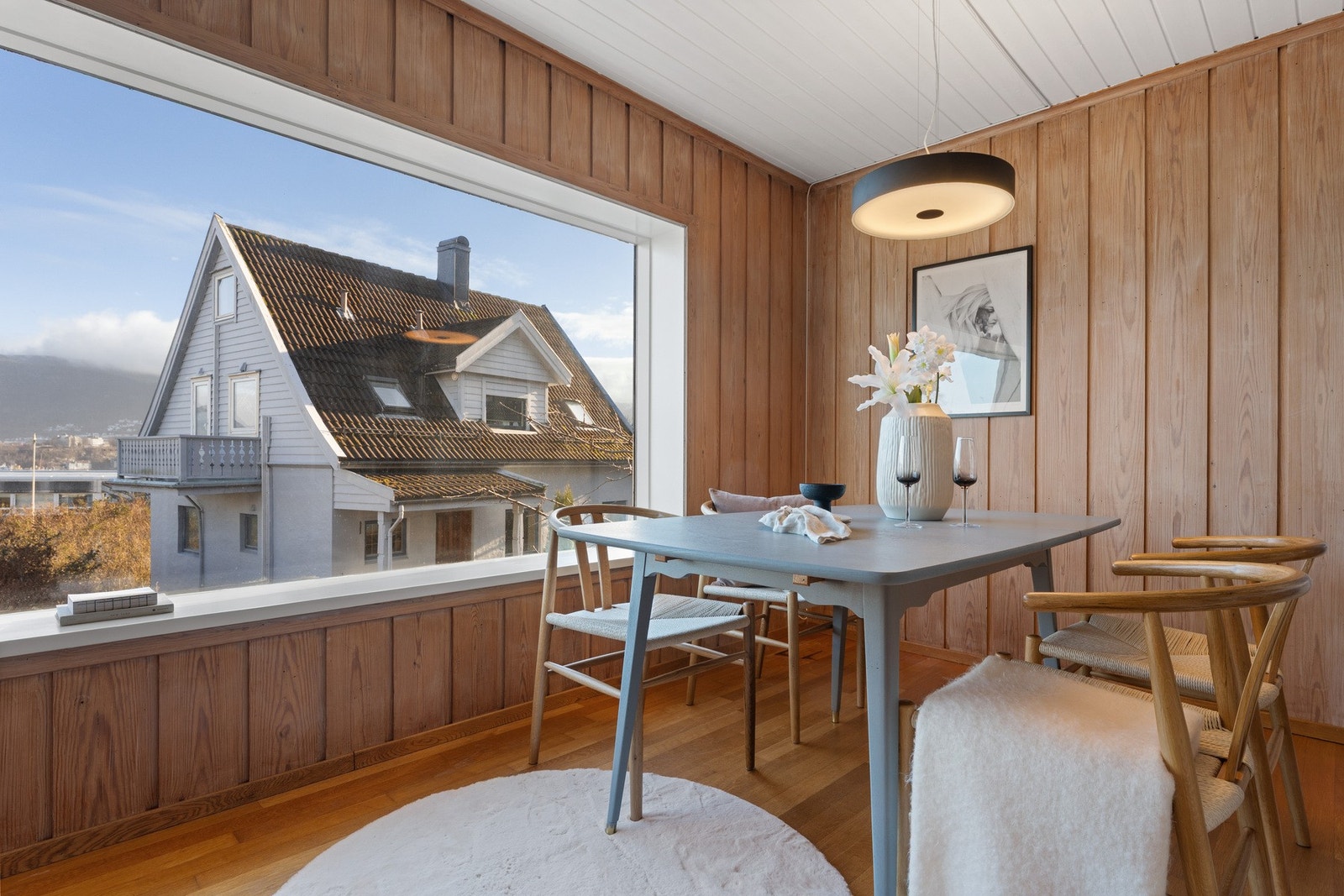 Plass for spisestue. Galleribilde