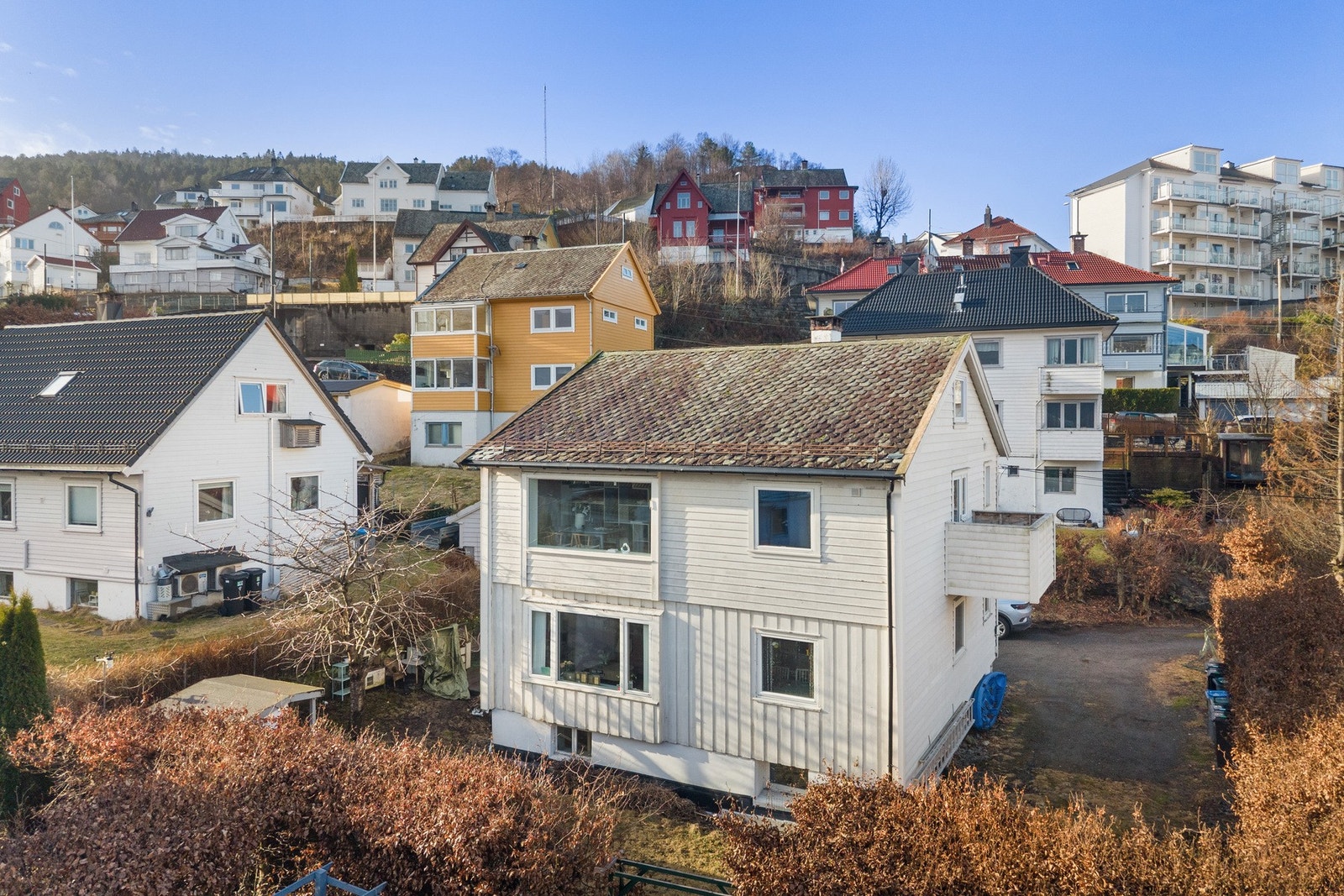 Tilbaketrukket beliggenhet med plass for bil utenfor huset. Taket ble ordnet og ettersett i 2025. Galleribilde