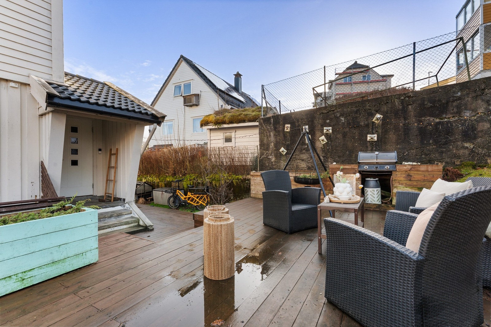 Felles uteplass ved inngangspartiet. Hele hagen er felles for de to leilighetene i huset. Galleribilde
