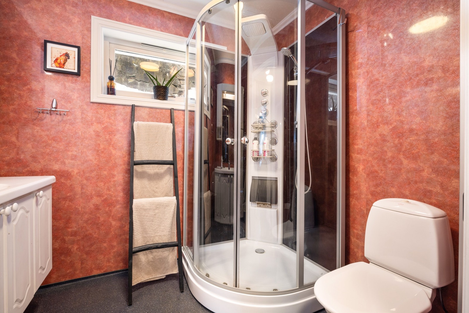 på hjem.no annonsen kan du re-designe rommet digitalt. Galleribilde